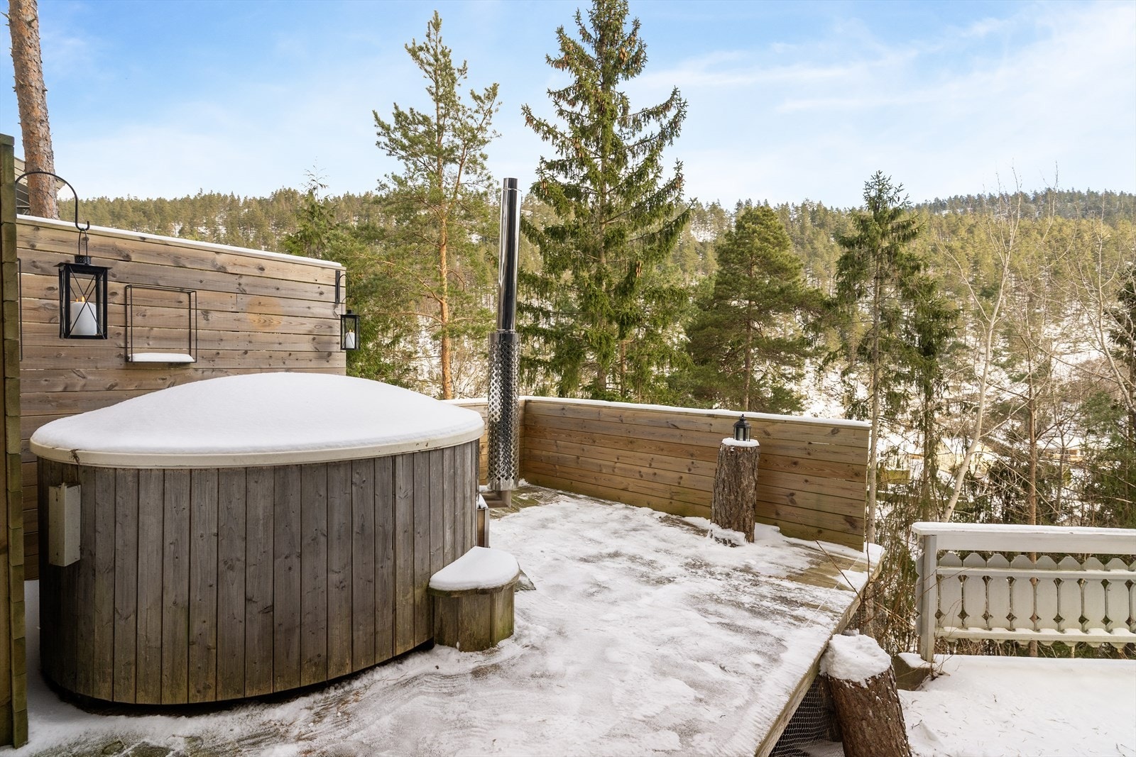 Skjermet terrasse med vedfyrt stamp. Galleribilde