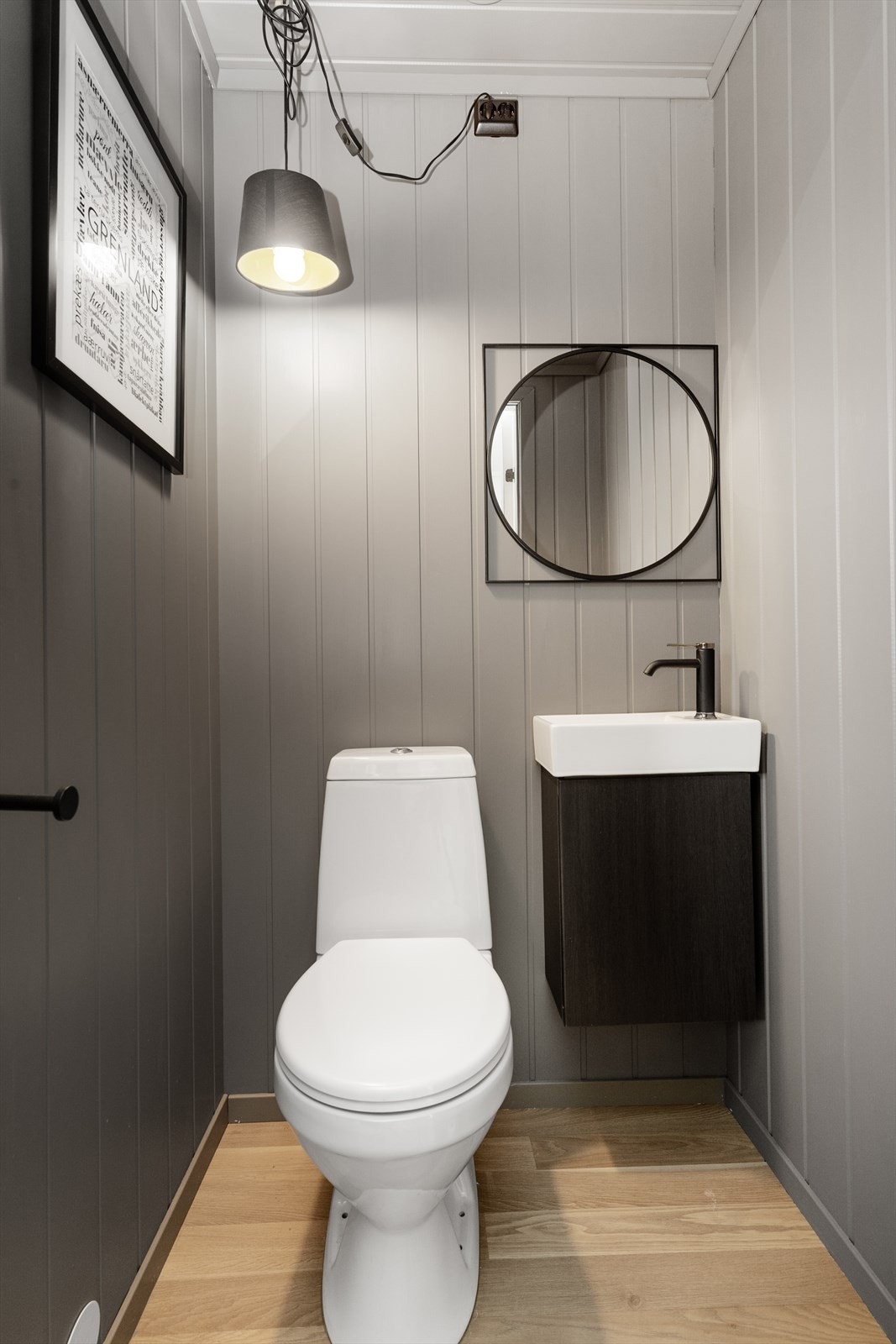 Toalettrommet ligger praktisk til i vindfanget og inneholder gulvmontert toalett og servant med underskap. Rommet er pusset opp i 2021. Galleribilde