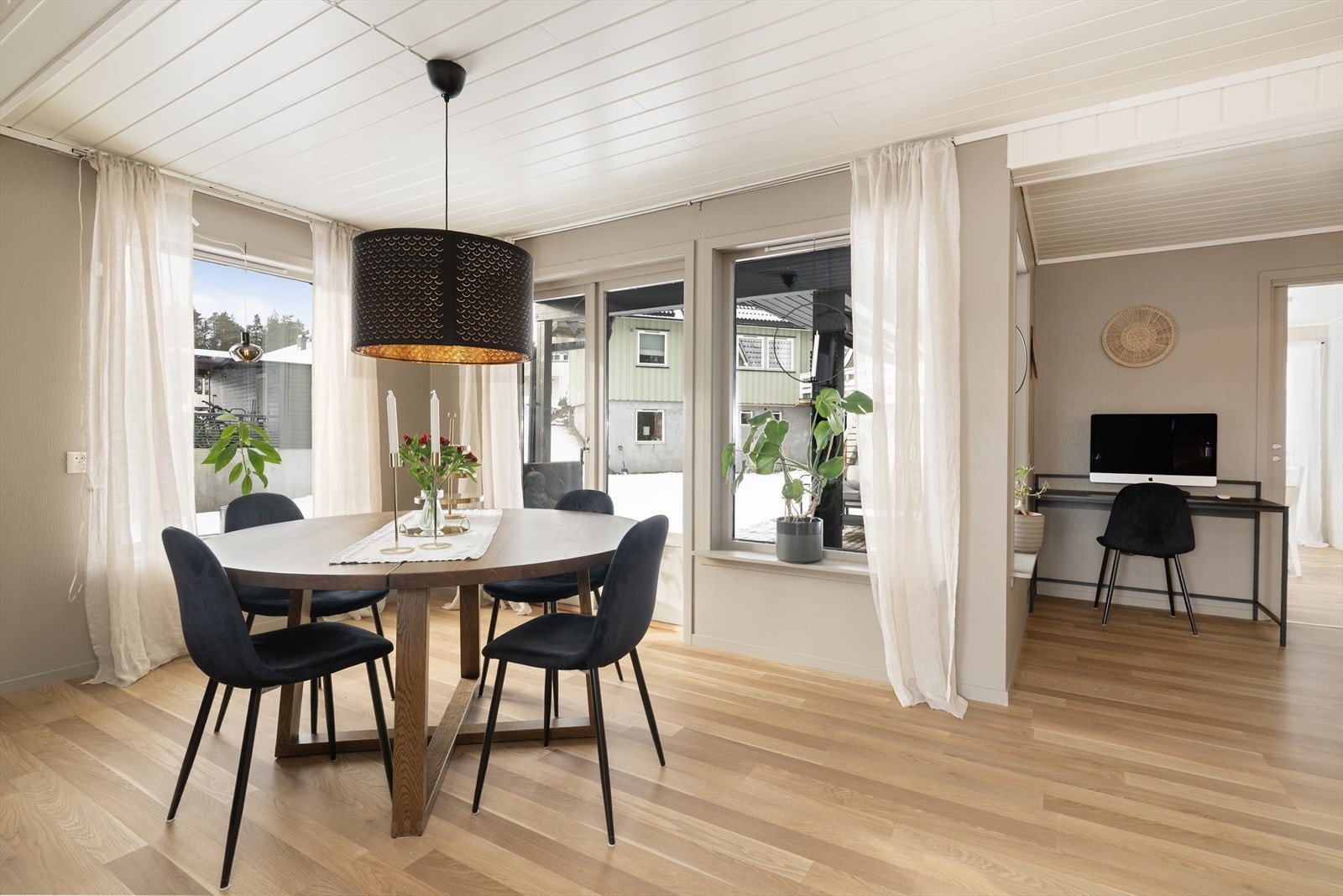 Fra stuen er det utgang til hyggelige uteplasser som terrasse og balkong. Galleribilde