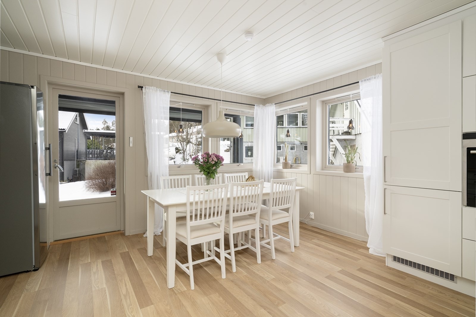 Kjøkkenet er romslig og har god plass til spisebord som gir et fint samlingspunkt på kjøkkenet. Galleribilde