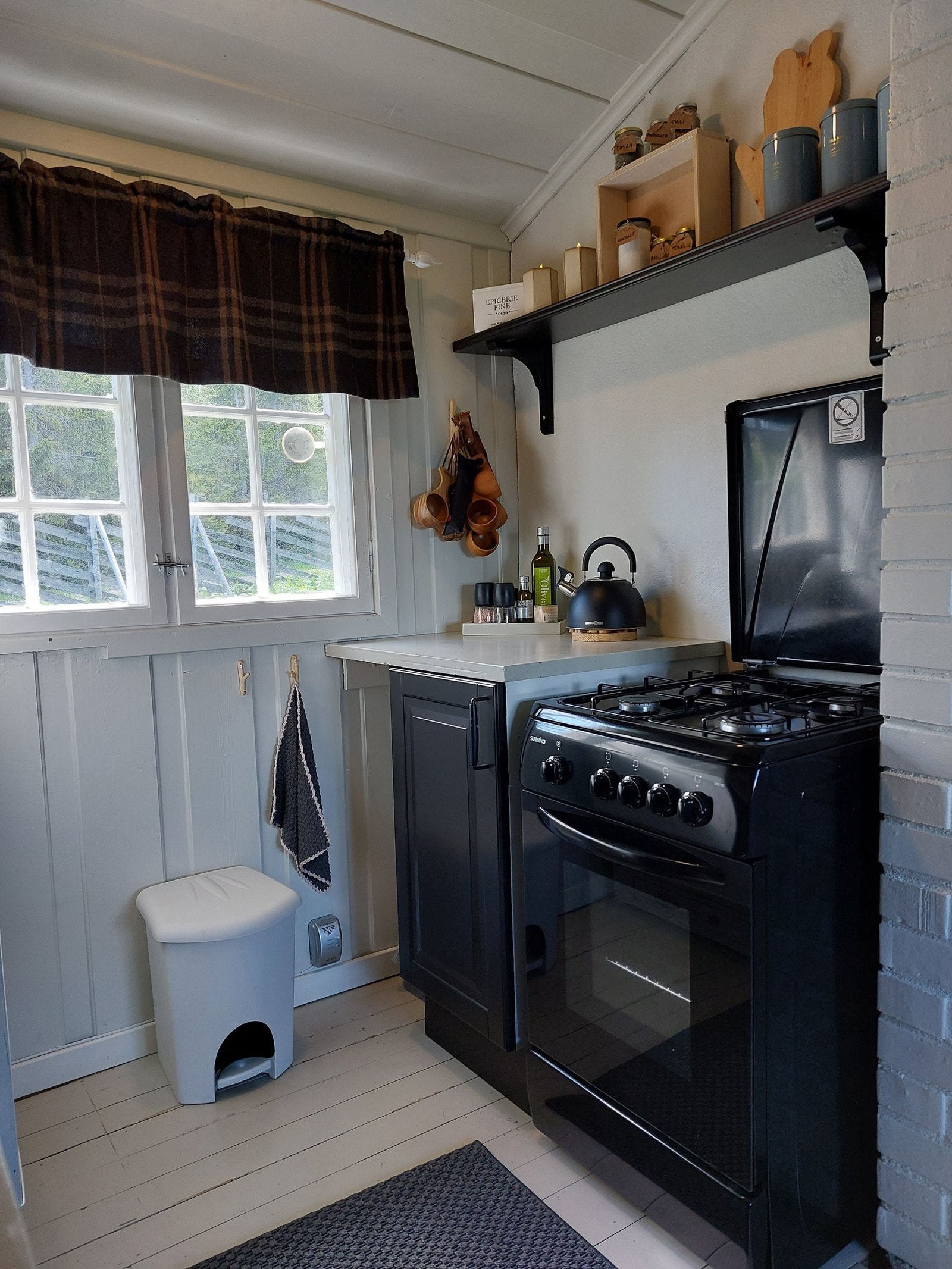 Plass til stor gass komfyr og ferdig montert gassvakt på 12V. Galleribilde