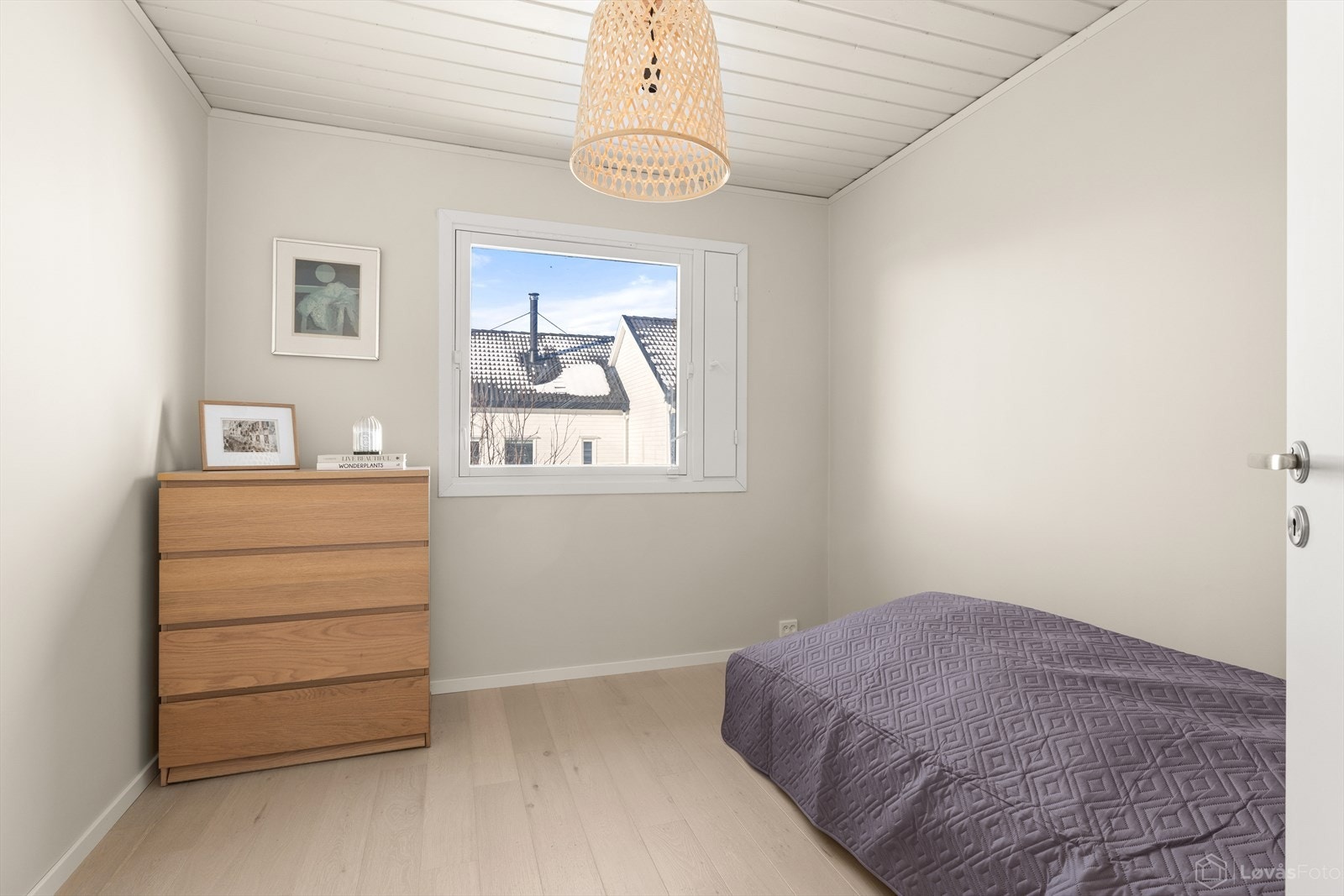 Soverom med fleksible møbleringsmligheter. Godt egnet til barnerom. Galleribilde