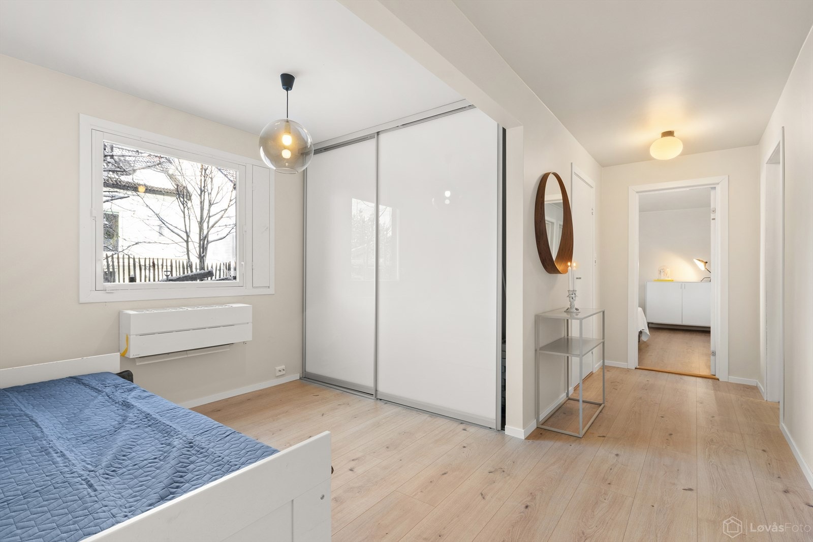 Gangen har ny integrert Skyvedørsgarderobe og god oppbevaringsplass. Varmepumpe gir god varme i huset. Det er også gulvvarme i denne delen. Nye en-stavsgulv. Galleribilde