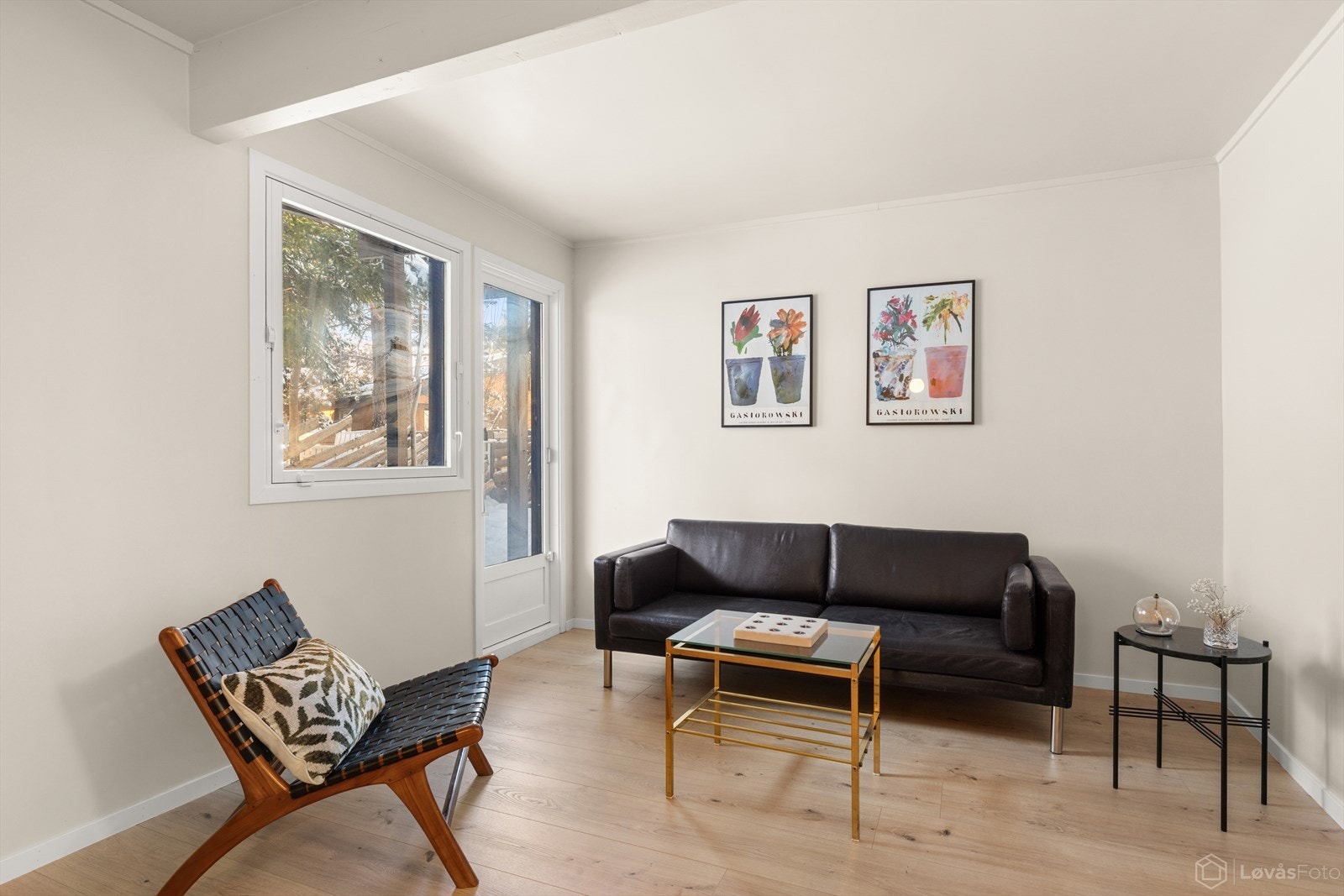 I underetasjen er det også en romslig tv-stue/peisestue. Rommet har egen inngang fra utsiden av huset. Samme type hus er bygget om for å etablere utleidel. Galleribilde