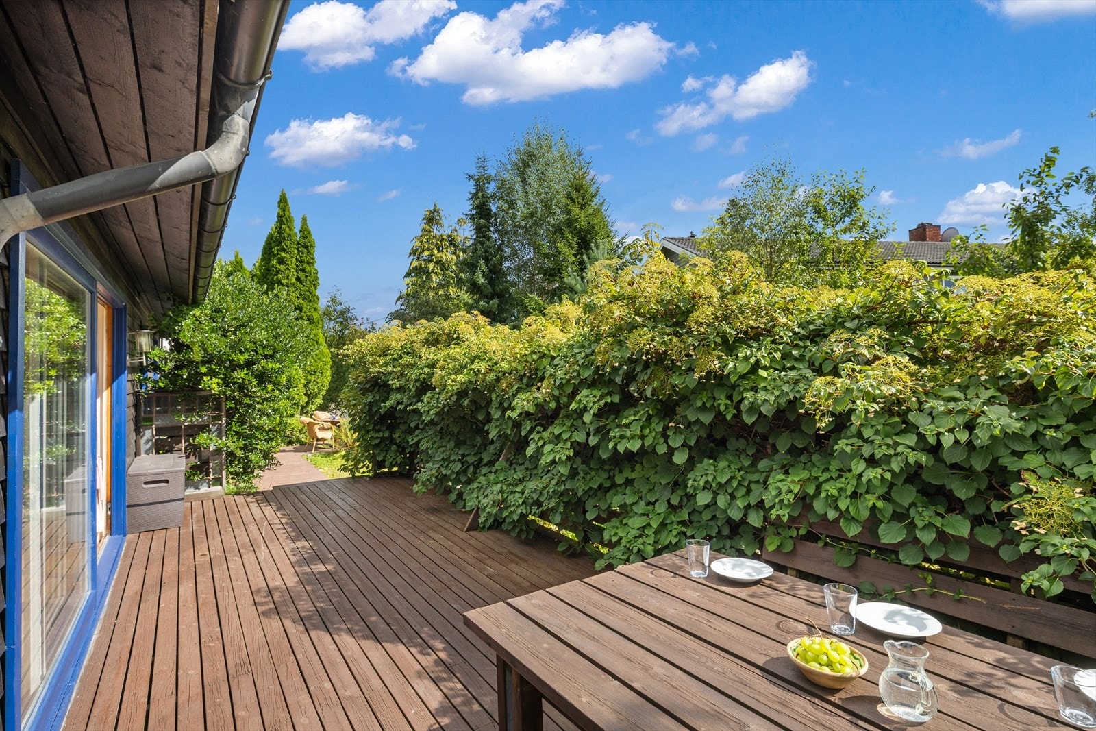 Solrik terrasse som strekker seg videre ut mot hagen. Her finner man alltid sol. Galleribilde