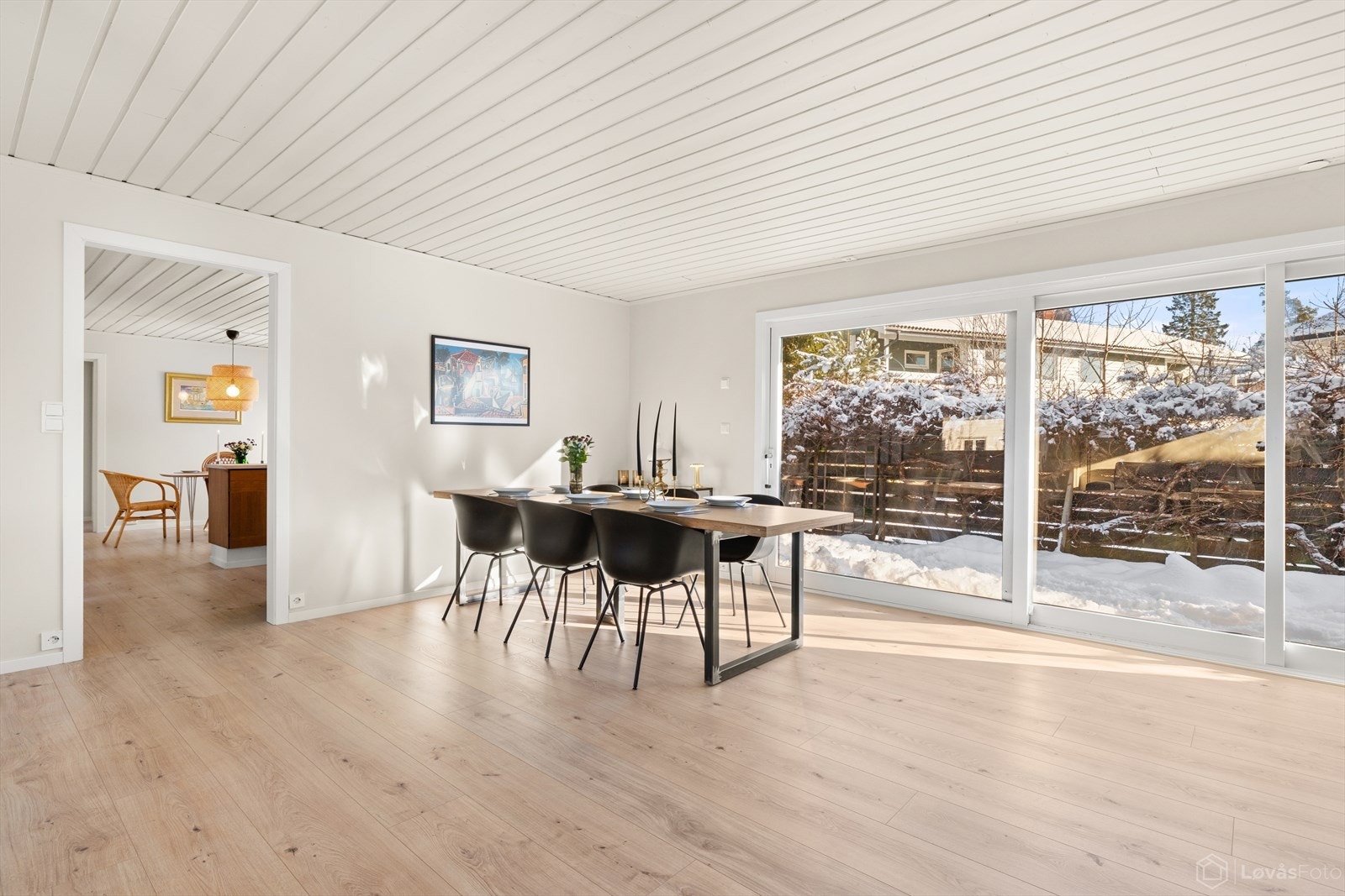 Fra stuen er det utgang til solrik terrasse og videre ut til hagen som strekker seg rundt huset. Galleribilde