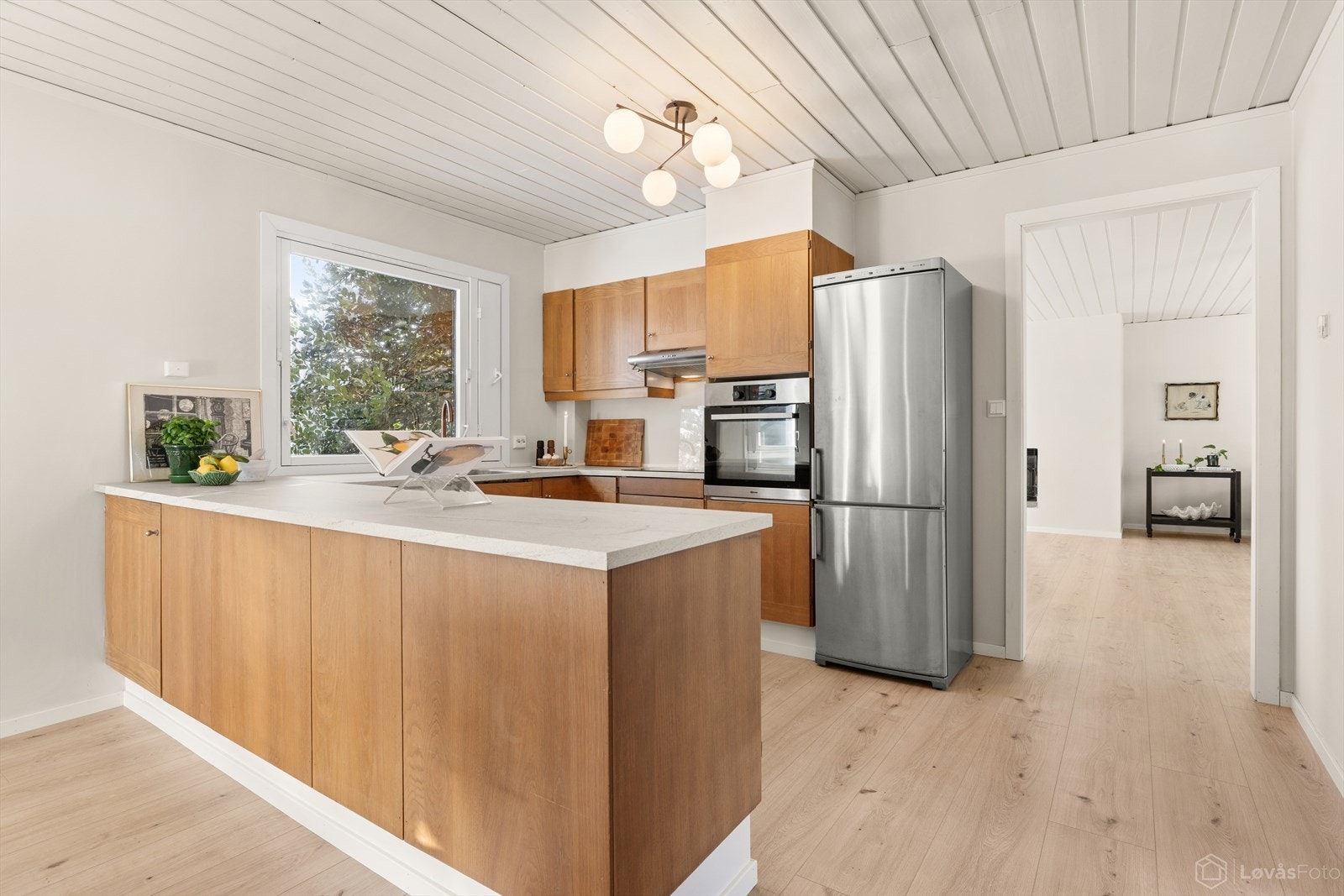 Kjøkkenet har blitt oppgradert med ny benkeplate, servant og induksjon platetopp. Galleribilde