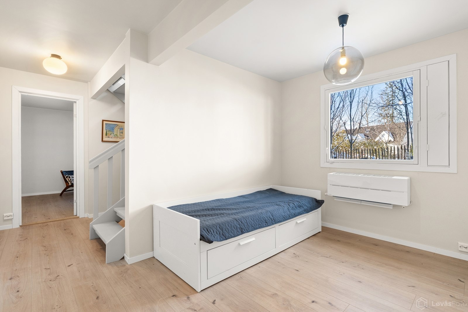 Underteasjen fremstår som en 1. etasje og er praktisk innredet for en aktiv familie. Det er masse lagringsplass innvendig, utvendig med stor utebod, samt lagringsloft over hele overetasjen. Galleribilde