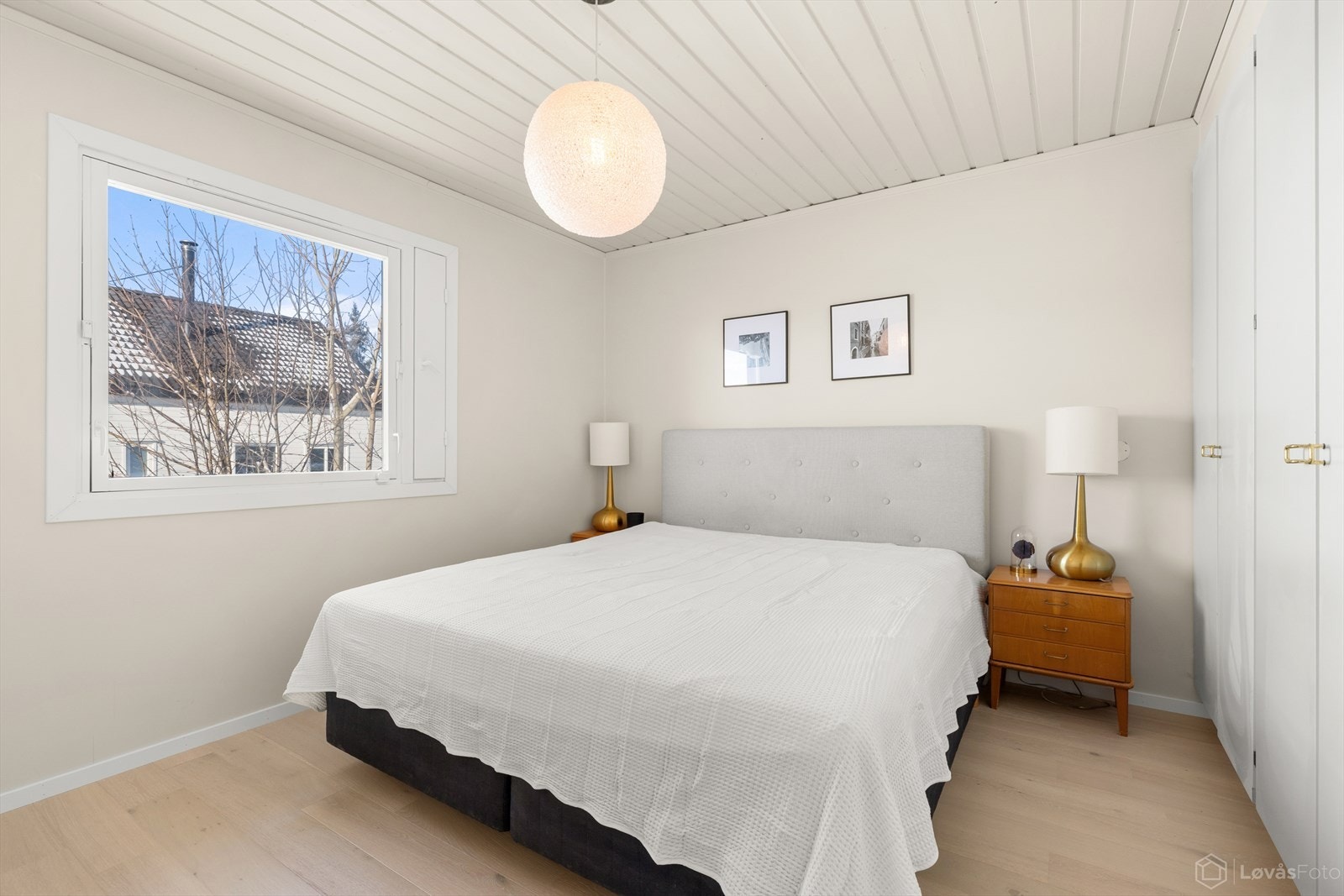 Lyst hovedsoverom med integrert garderobeskap og god plass til dobbeltseng, samt tilhørende møblement. Galleribilde