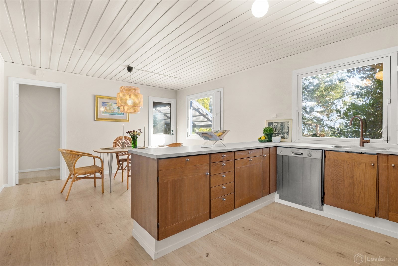 Sjarmerende kjøkken med god benkeplass og spiseplass ved vinduet. Galleribilde