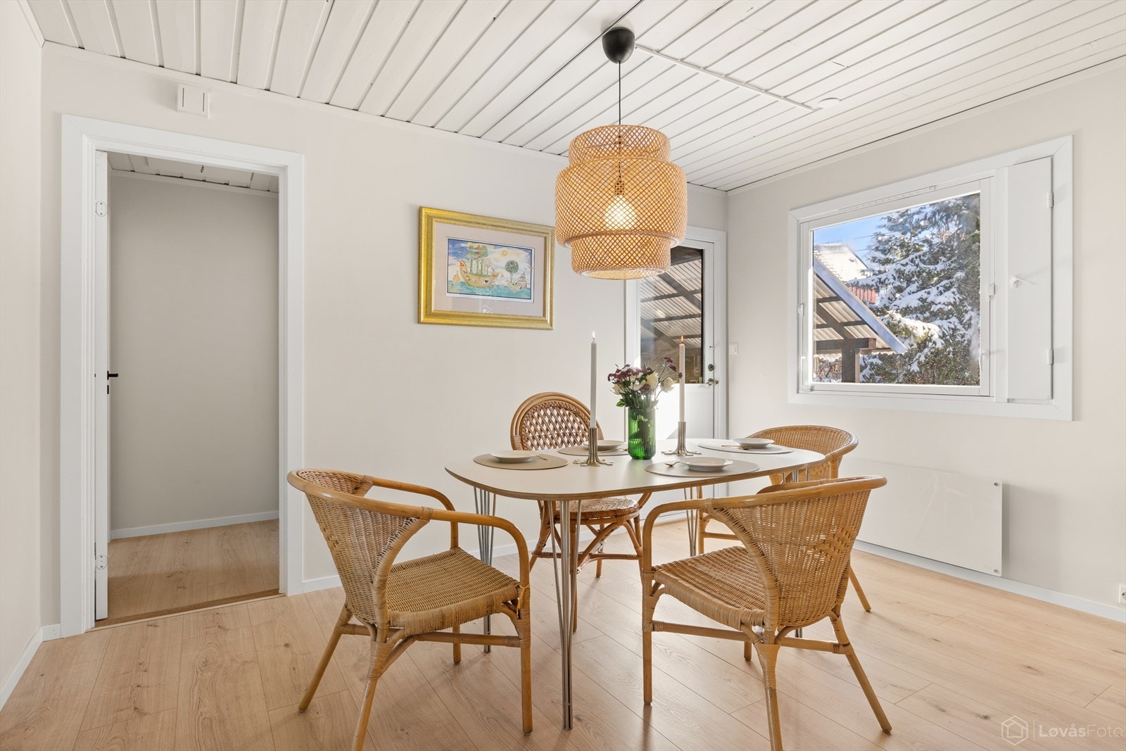 Spiseplassen har egen utgang til terrasse og hyggelig utsyn mot hagen. Galleribilde