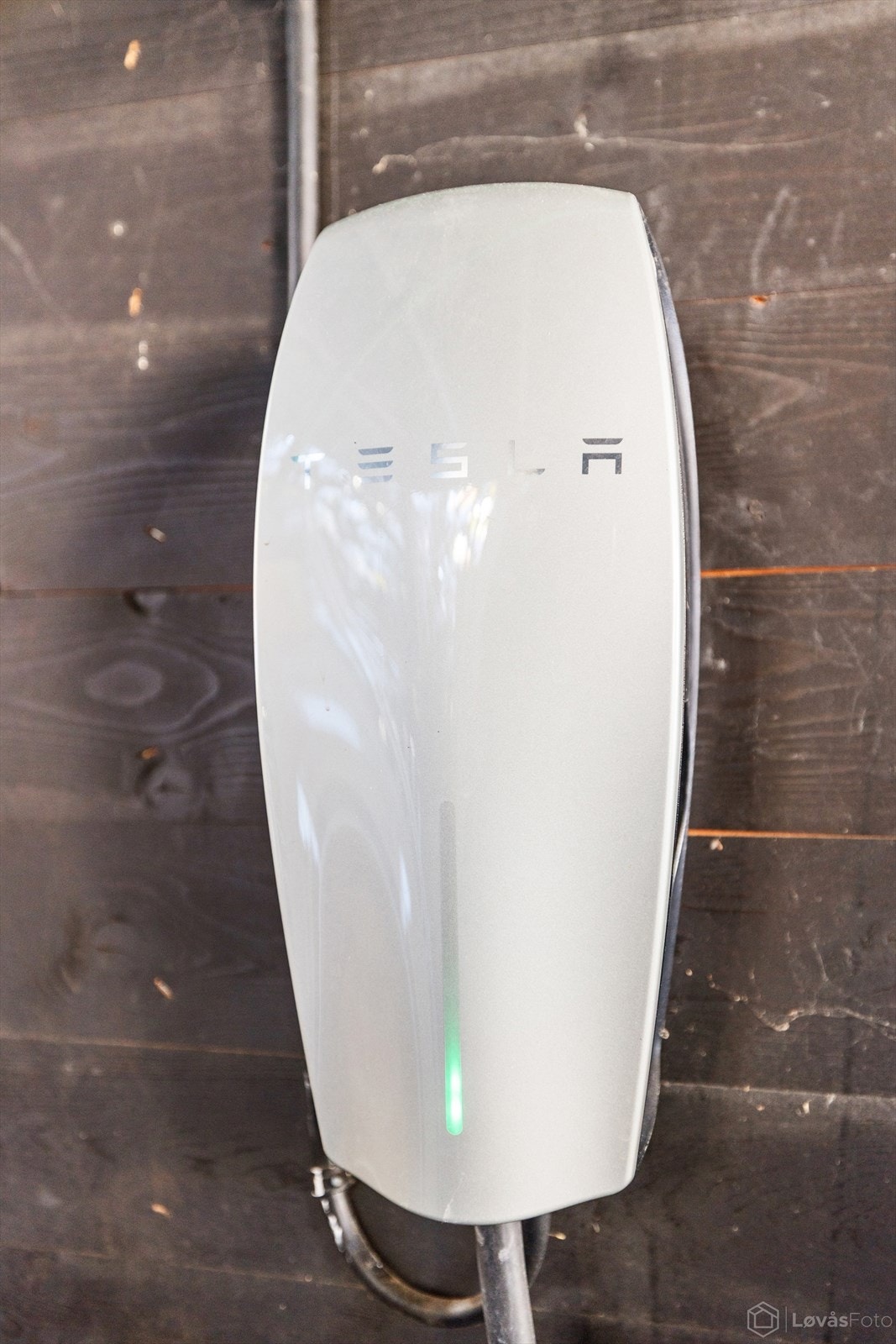 Carport med lader til el-bil, stor utebod, samt biloppstillingsplasser på tomten. Galleribilde