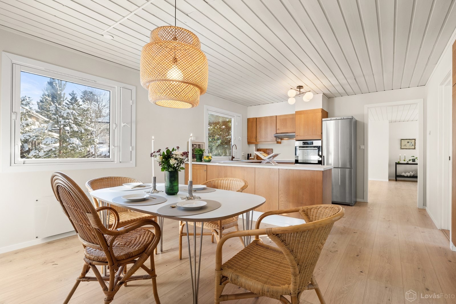 Stort kjøkken som er perfekt for familien. Plass til spisebord for forkost og hverdagsmiddager. Galleribilde