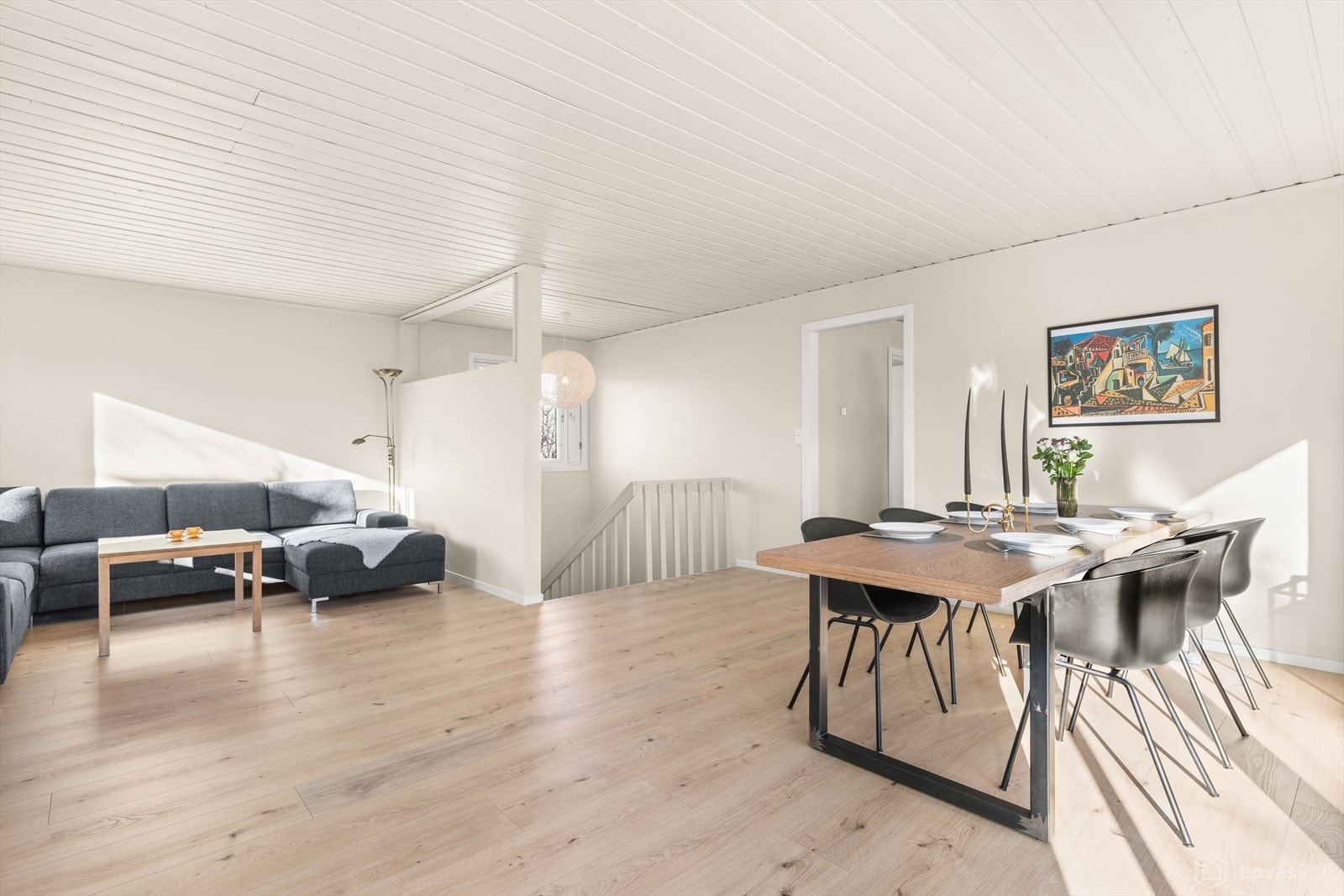 Her er det god plass til langbord i direkte tilknytning til kjøkkenet. Nye gulv og nymalte og sparklede overflater. Galleribilde