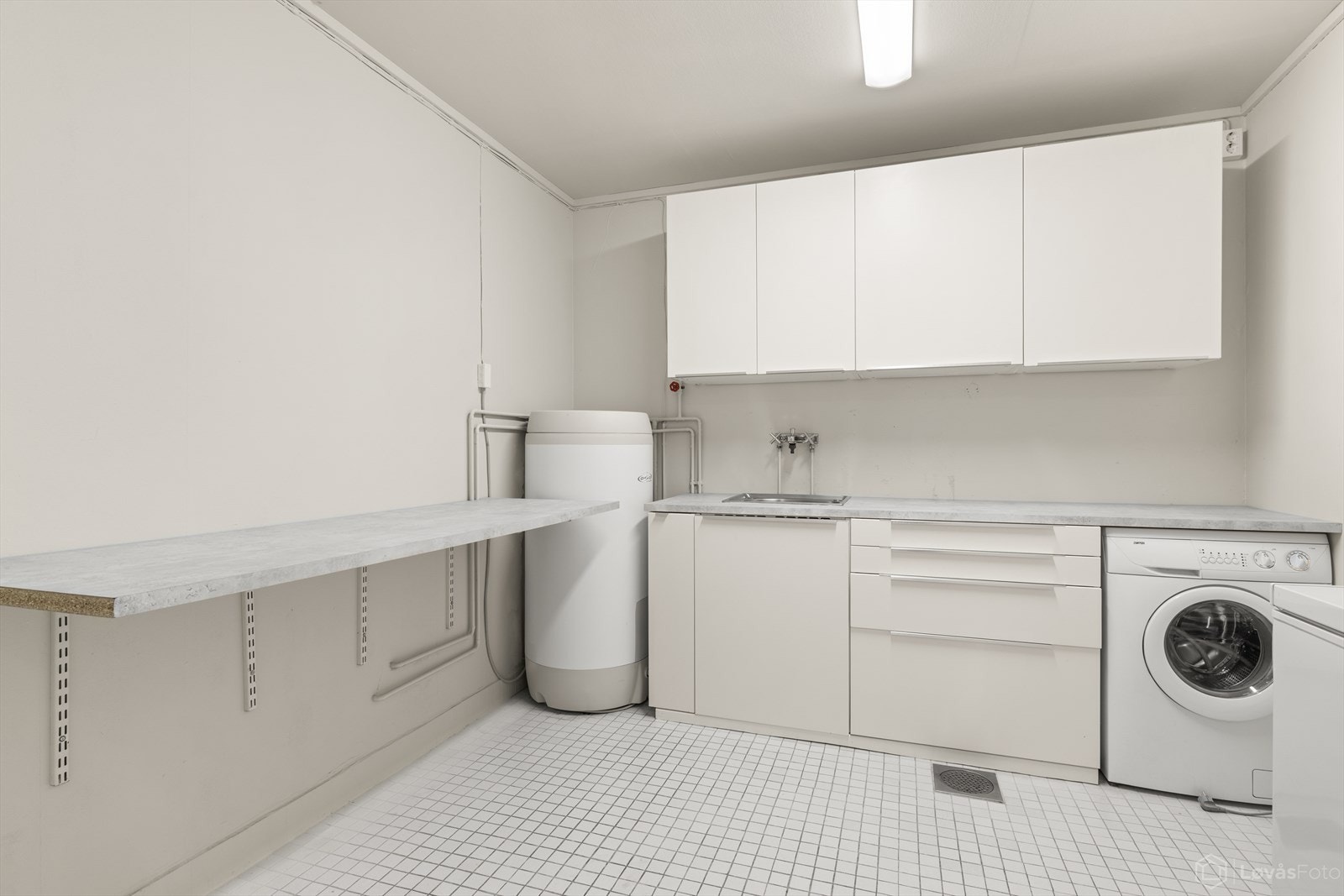 Stort og praktisk vaskerom. Oppgradert med ny innredning og digital styring av gulvvarme. Nyere varmtvannsbereder. Galleribilde