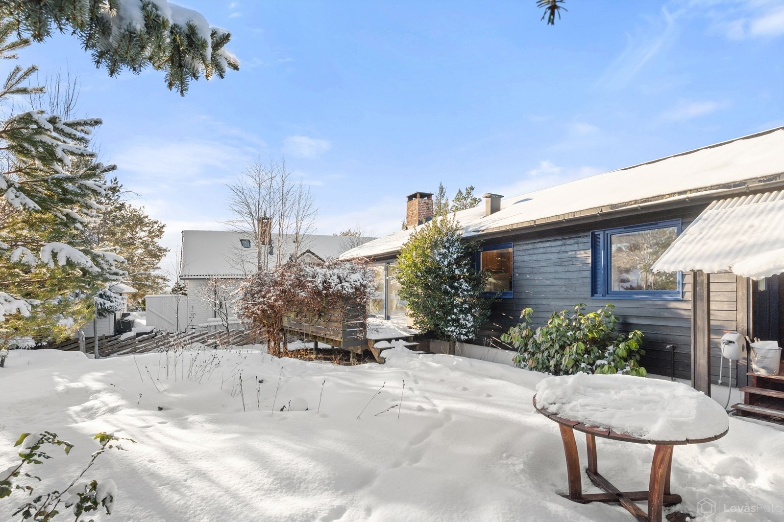 Huset er omkranset av en romslig og frodig hage med gode solforhold. Galleribilde