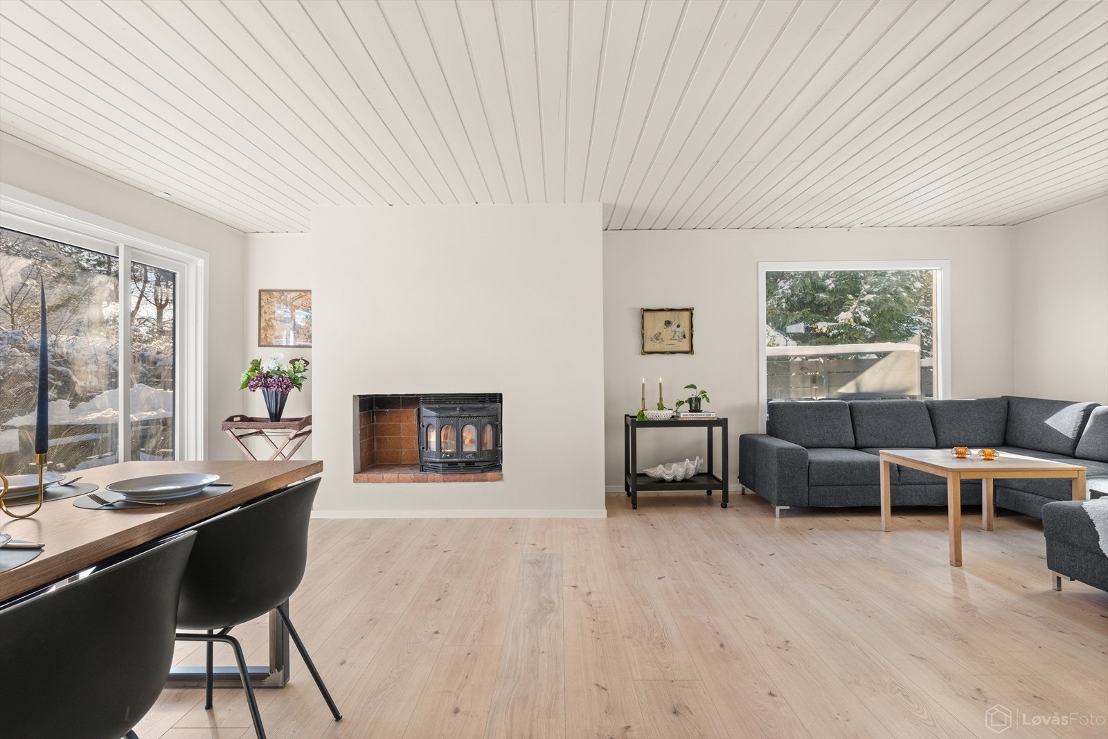 Boligen er vesentlig oppgradert i 2026 med sparklede og malte overflater, nye gulv, oppgradert elektrisk anlegg m.m. i de fleste rom. Denne bør oppleves. Galleribilde