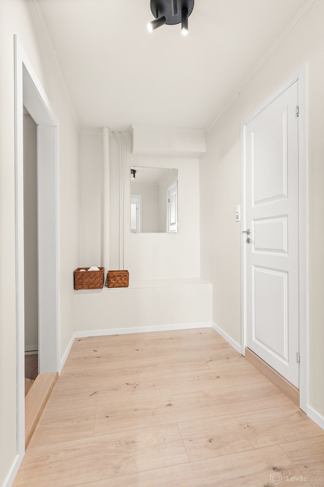 Gang med inngang til bod/badstue og bad på hver sin side. Galleribilde