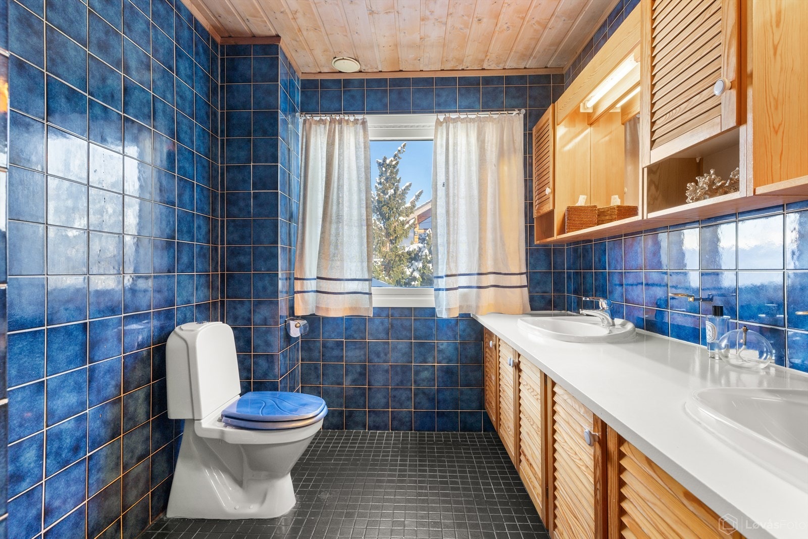 Romslig flislagt bad i topetasjen i tilknytning til soverommene. Også her er det montert digital styring av varmekabler. Galleribilde