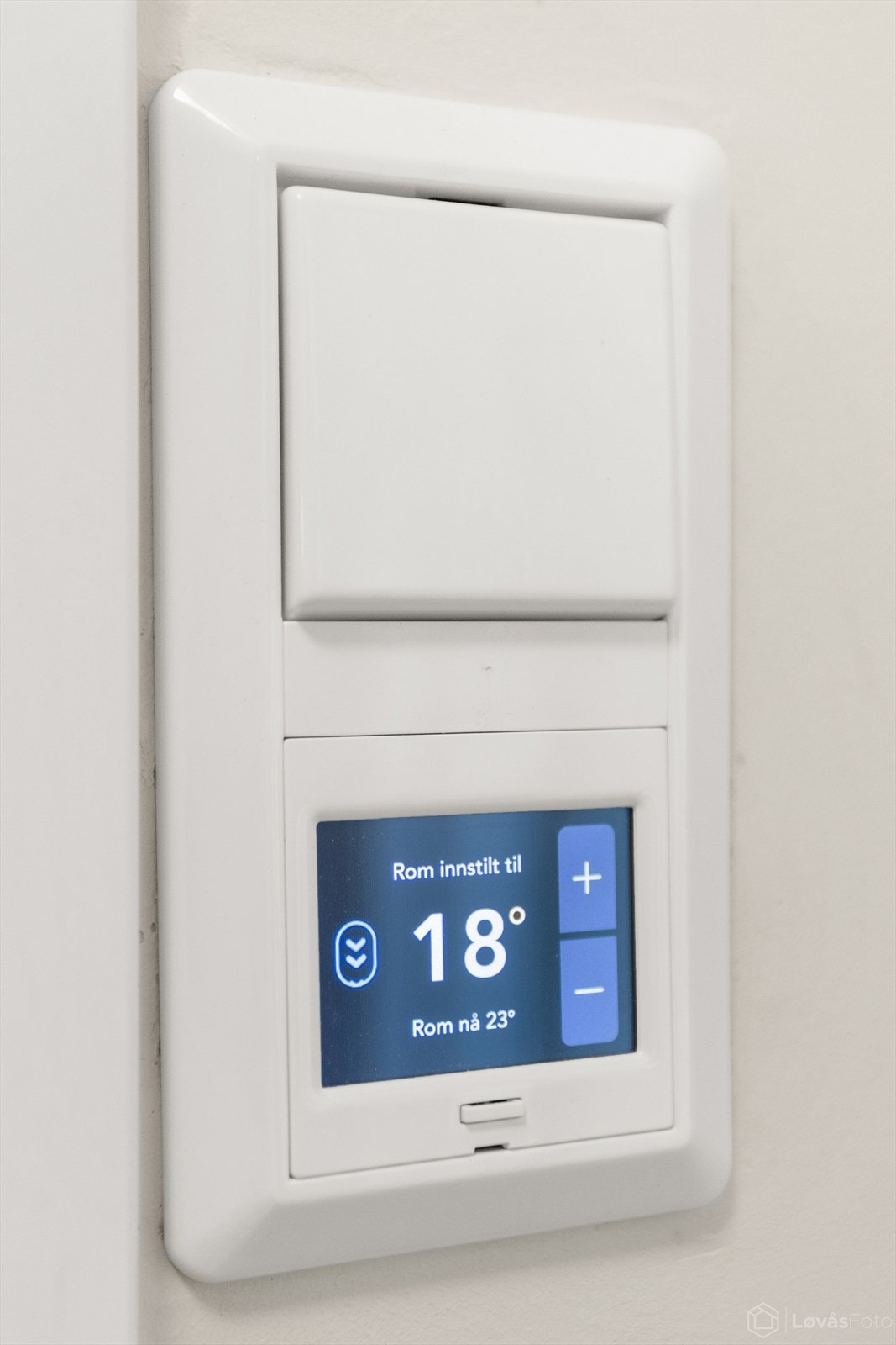 Det er gjort store oppgraderinger på det elektriske anlegget. Nye digitale termostater der det er gulvvarme, nye kontakter og nytt el-skap. Galleribilde