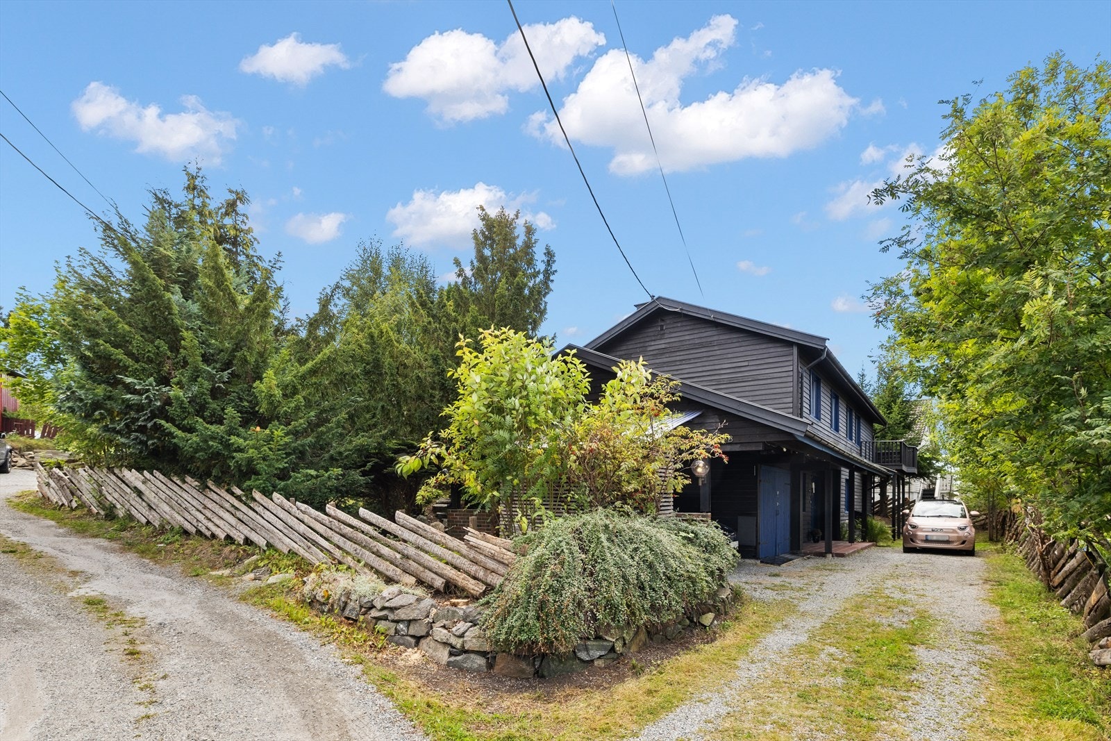 Romslig enebolig over 2 plan med en god og familievennlig planløsning. Galleribilde