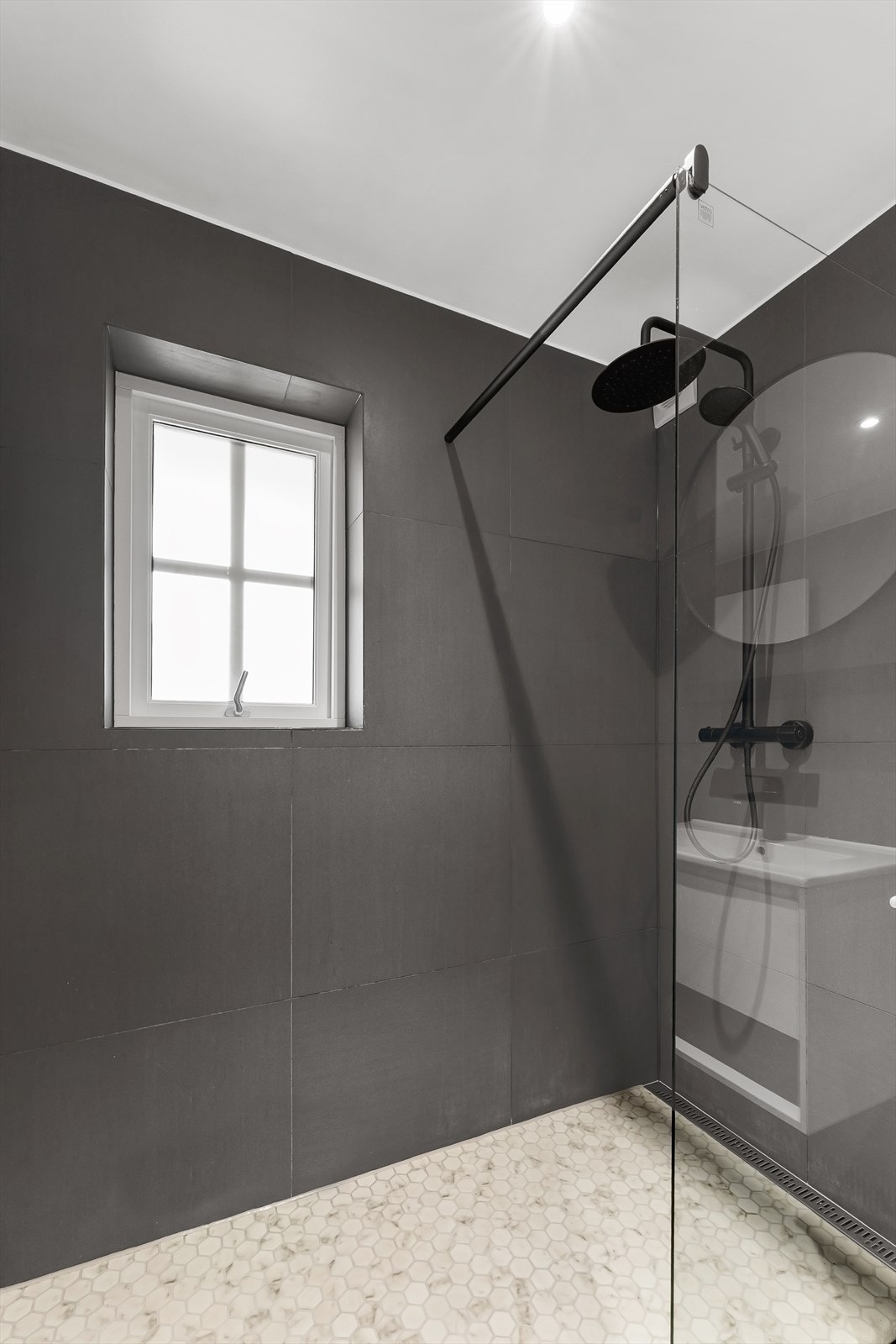 Regnfallsdusj bak glassvegg. Galleribilde