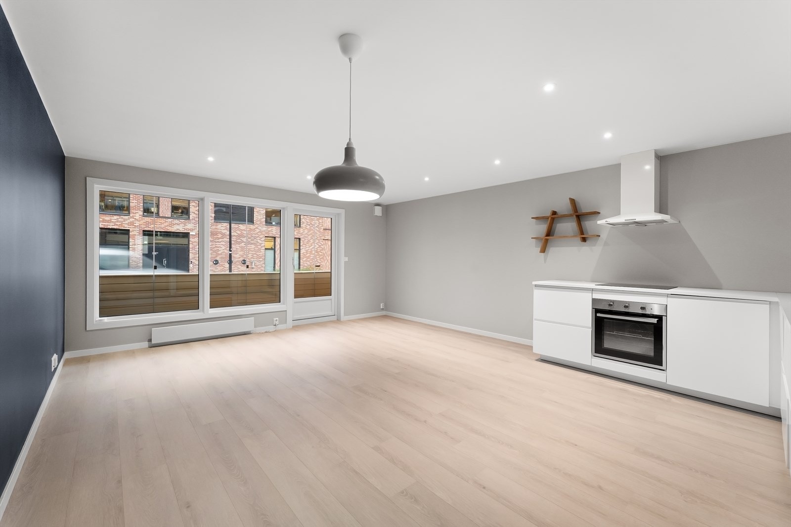 Moderne overflater, lyst laminatgulv og downlightsbelysning. Galleribilde