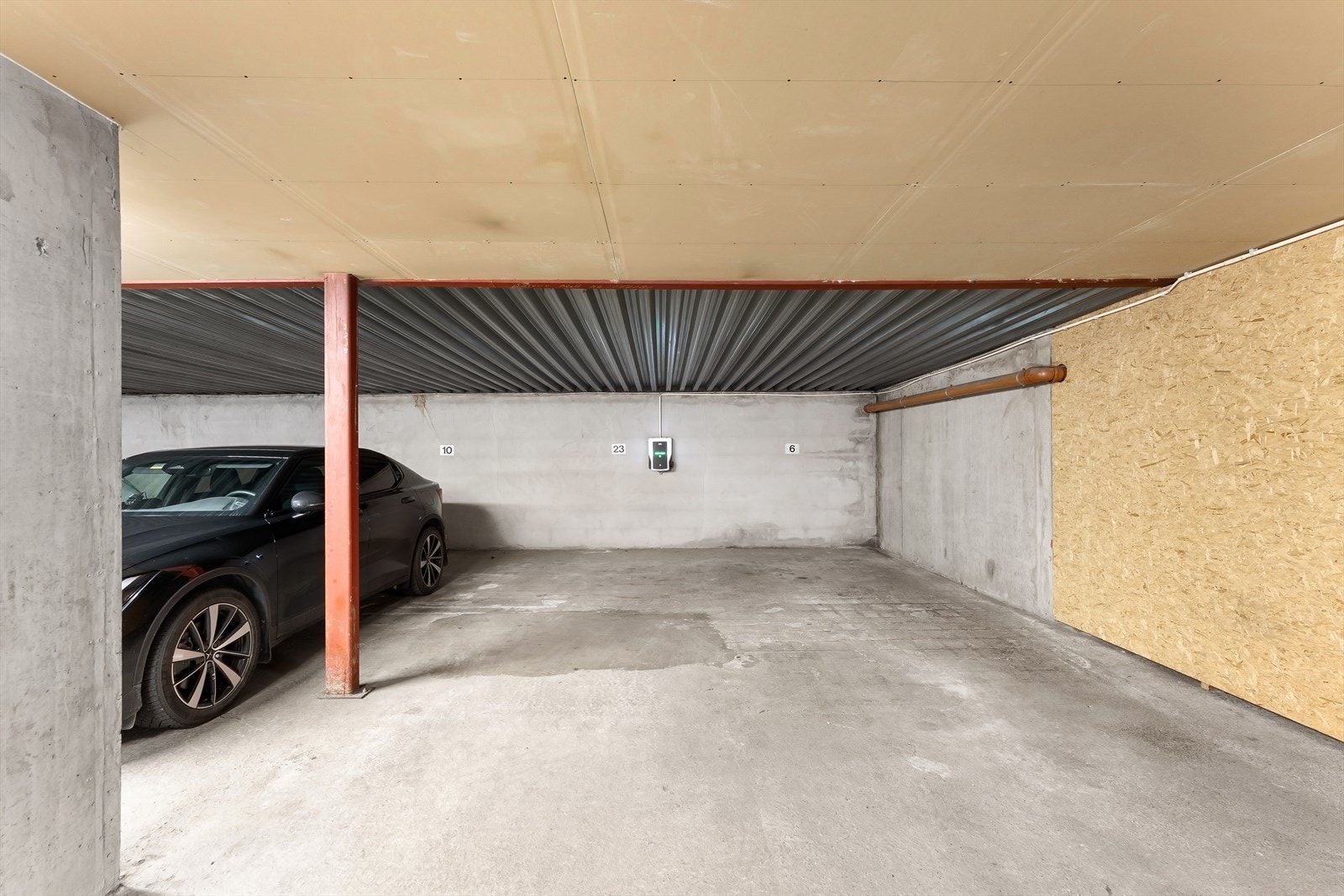 Leiligheten disponerer to garasjeplasser, én i kjeller og én i 1. etasje. Galleribilde