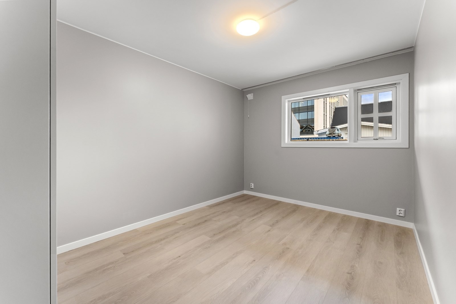 Leiligheten har to soverom på hver sin side av badet. Galleribilde