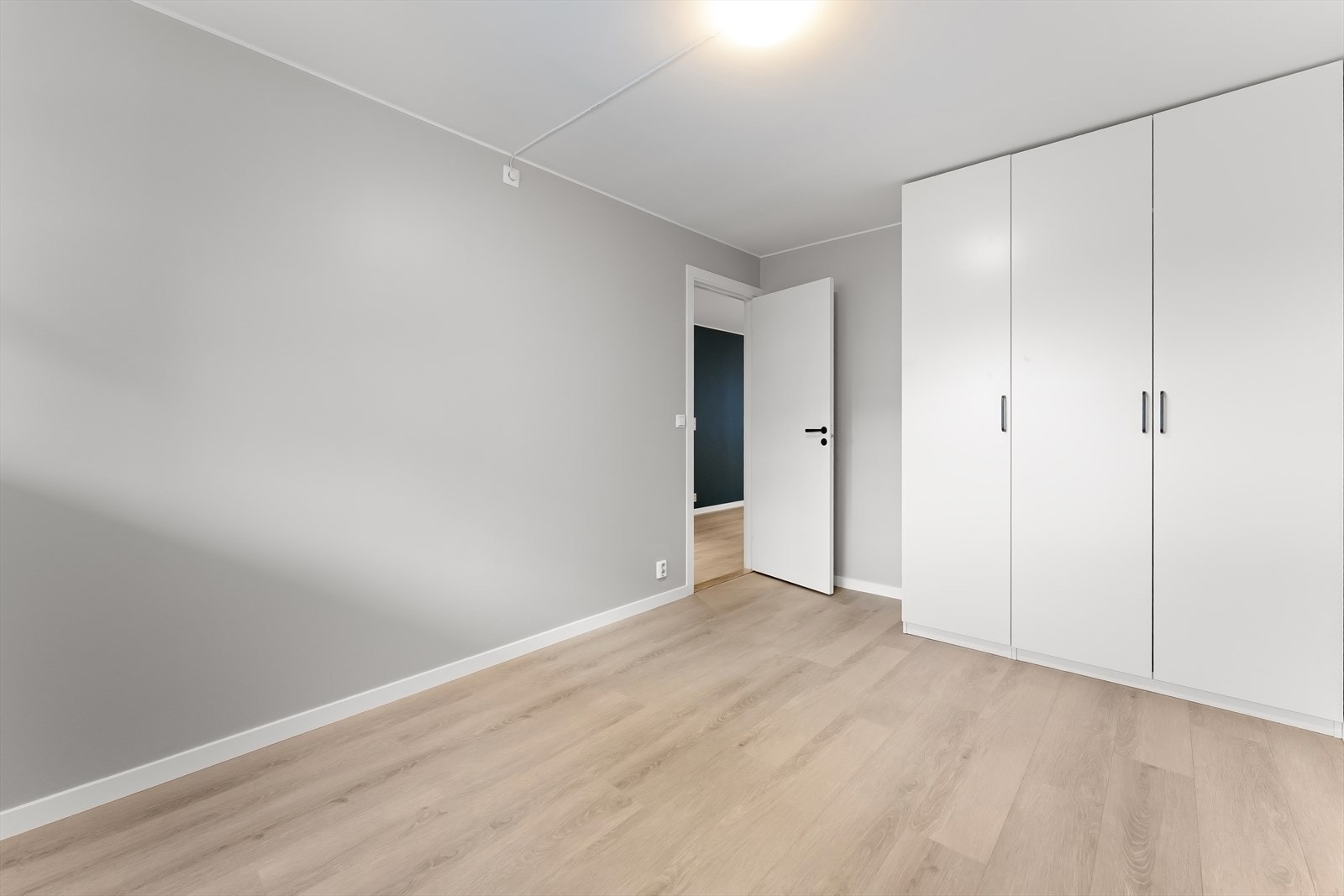 Begge rommene har nymalte overflater, laminatgulv og god plass til seng, nattbord og garderobeskap. Galleribilde