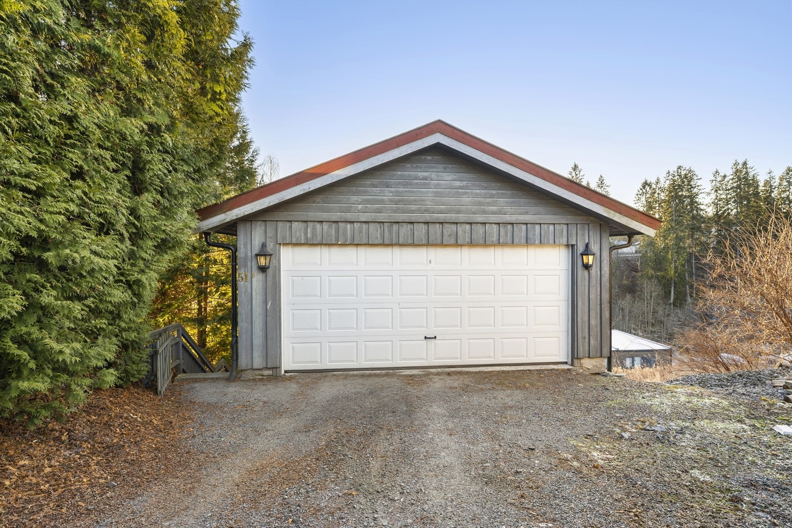 Frittstående dobbelgarasje fra 2005 med innlagt strøm og ekstra lagringsplass i bod. Galleribilde