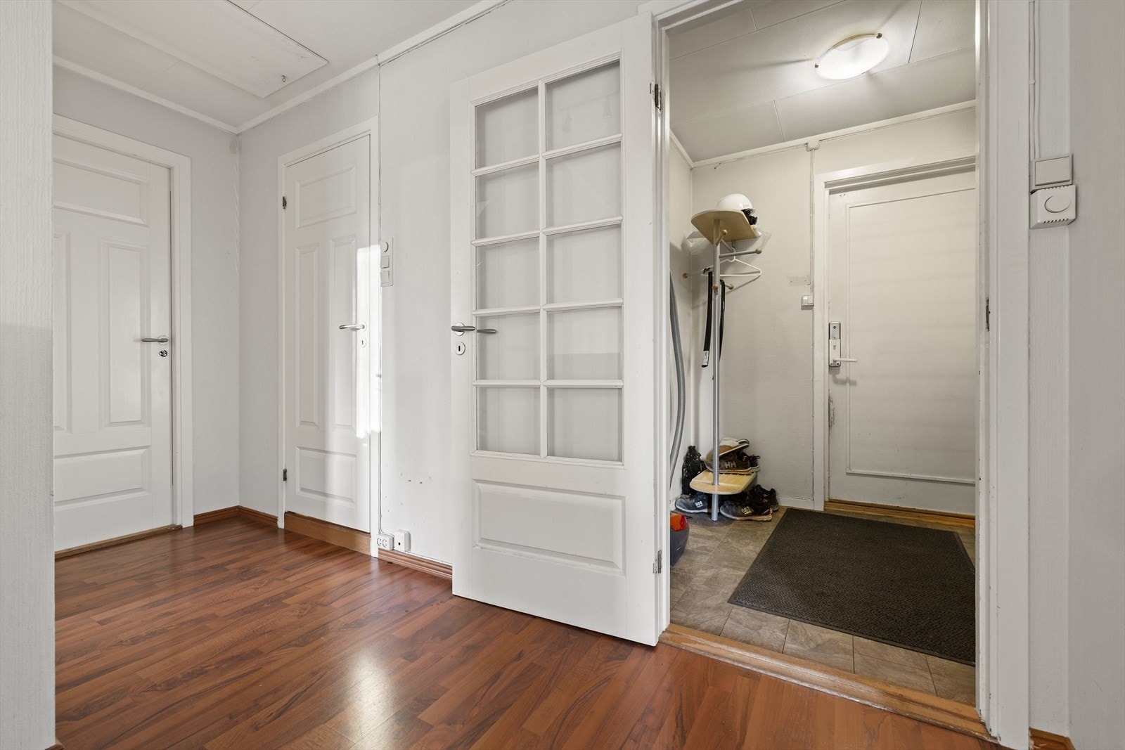 Hovedinngangen leder inn til en entré med videre adkomst til etasjens øvrige rom. Galleribilde