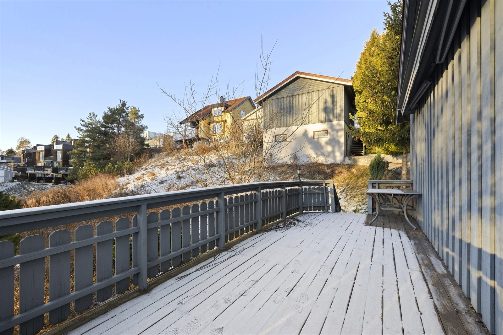 Balkongen har god plass til utemøbler og gir en fin uteplass med utsikt. Galleribilde