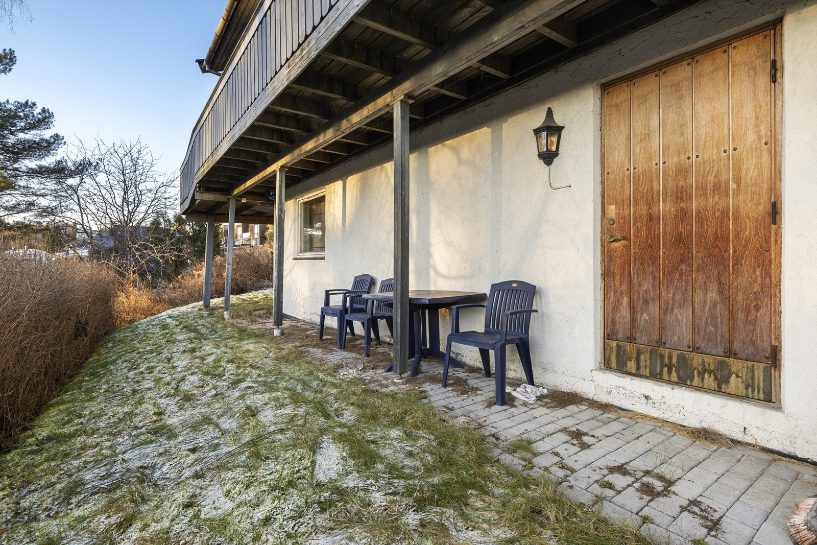 Uteplass under balkongen i tilknytning til sokkeletasjens inngangsparti. Galleribilde