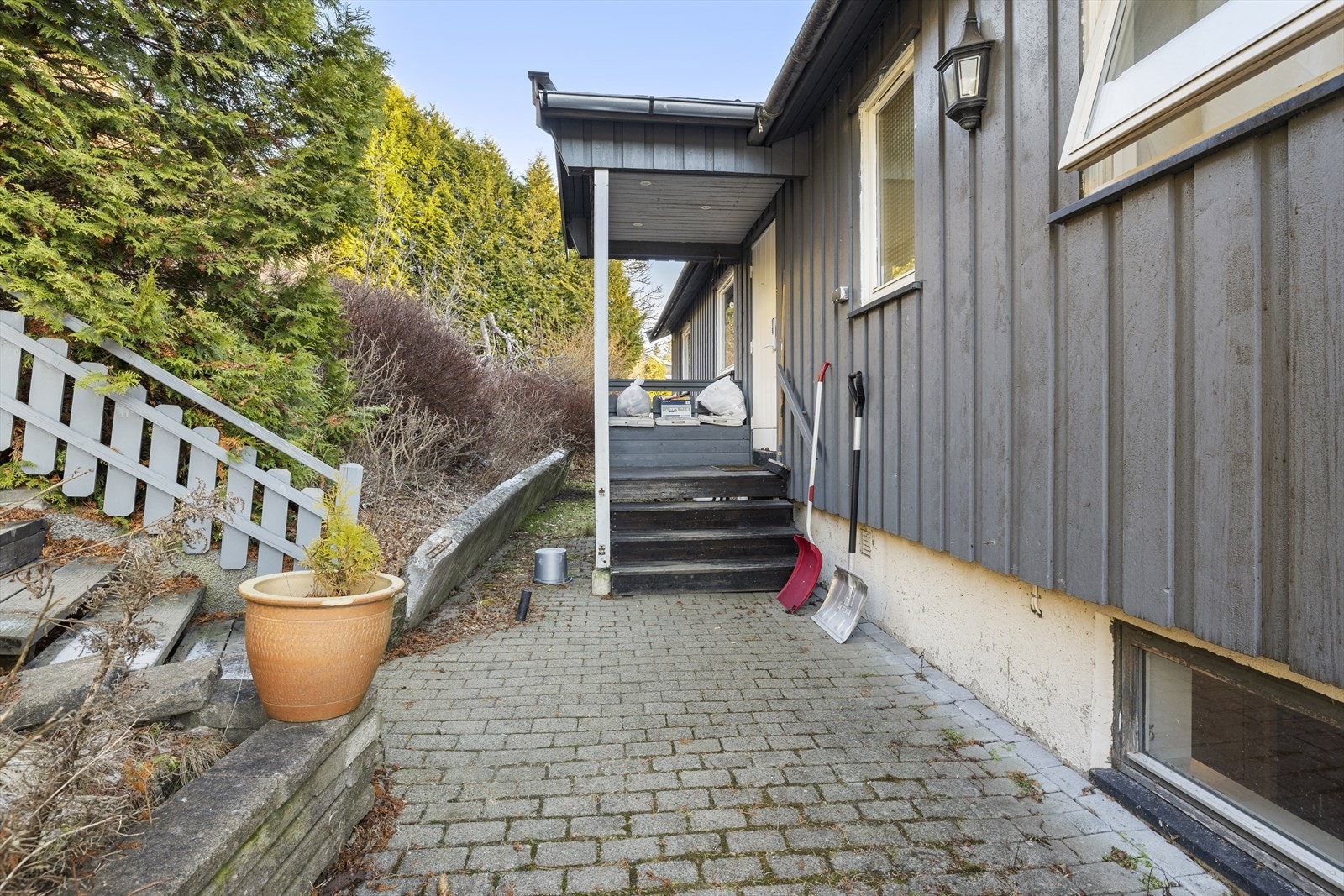 Overbygget inngangsparti som ønsker velkommen til boligen. Galleribilde