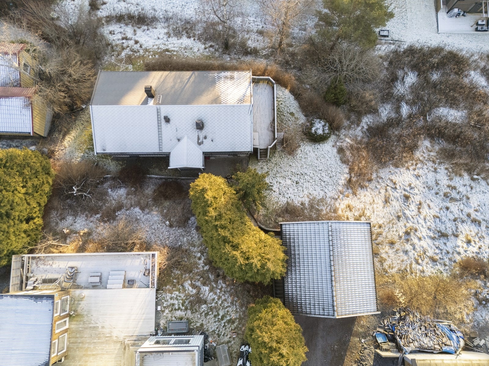 Velkommen til Nybakveien 51B! Eiendommen ligger tilbaketrukket i et rolig og veletablert boligområde på Skjetten. Galleribilde