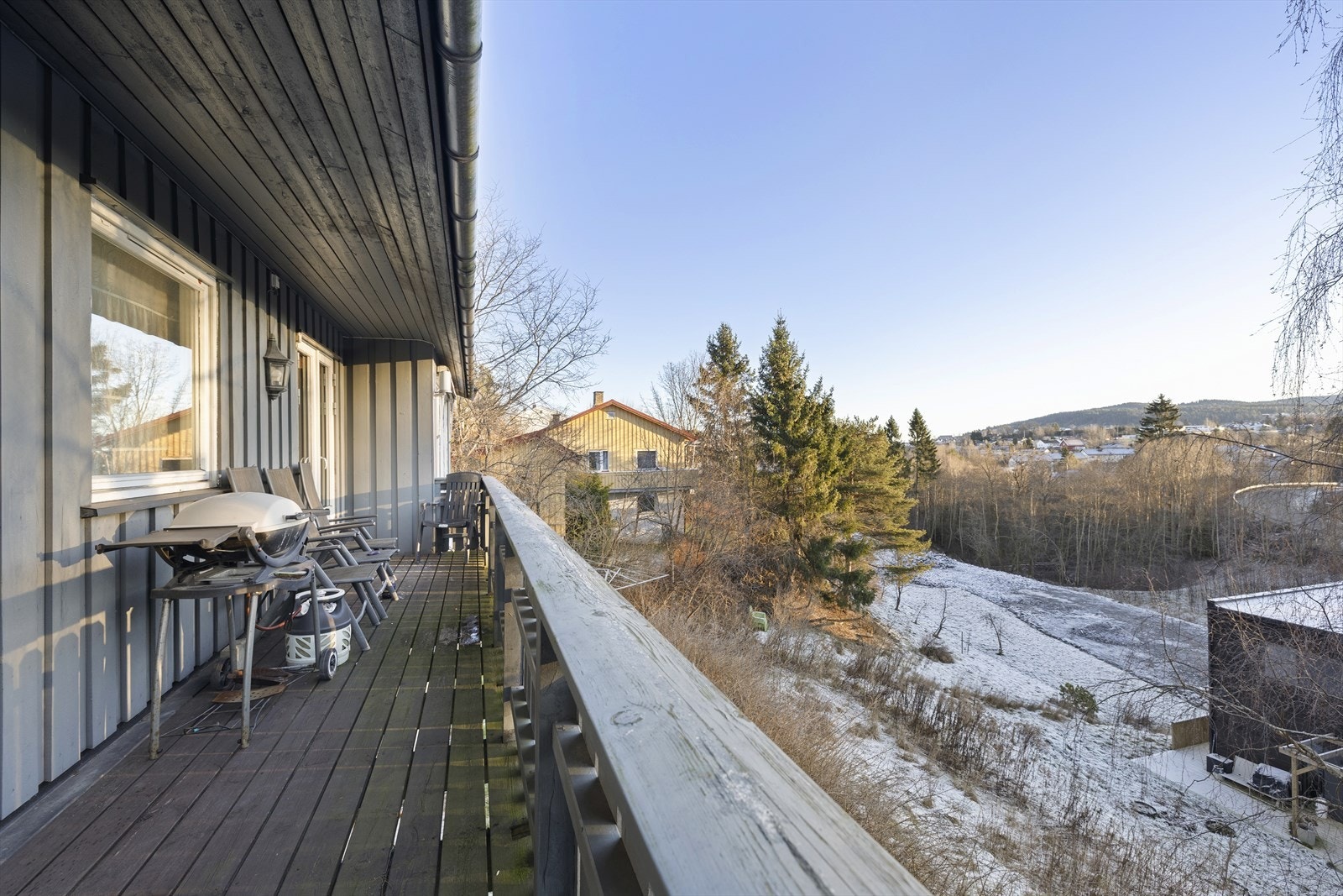 Den svært romslige balkongen på 33 m² er et av boligens store fortrinn. Galleribilde