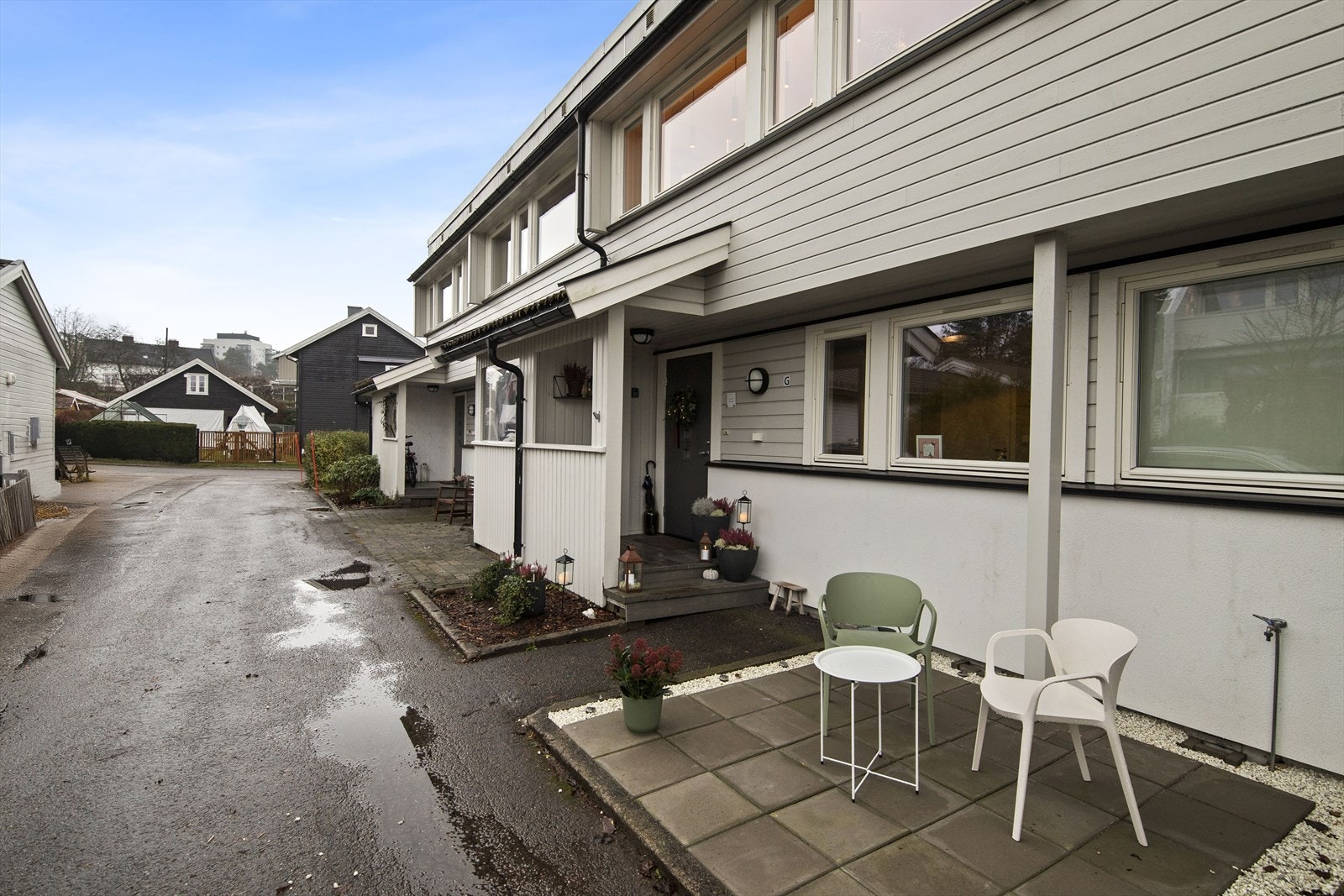 Inngangspartiet er koselig, og her er det også plass til et cafésett. Parkering like ved. Galleribilde