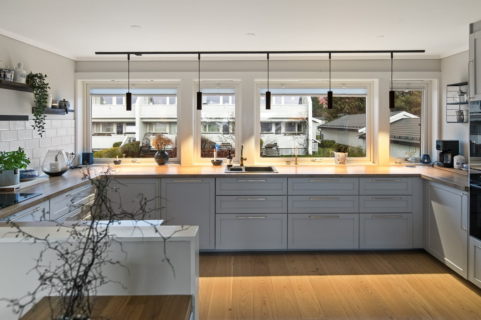 Kjøkken fra 2021 med rikelig med lagringsplass. Galleribilde