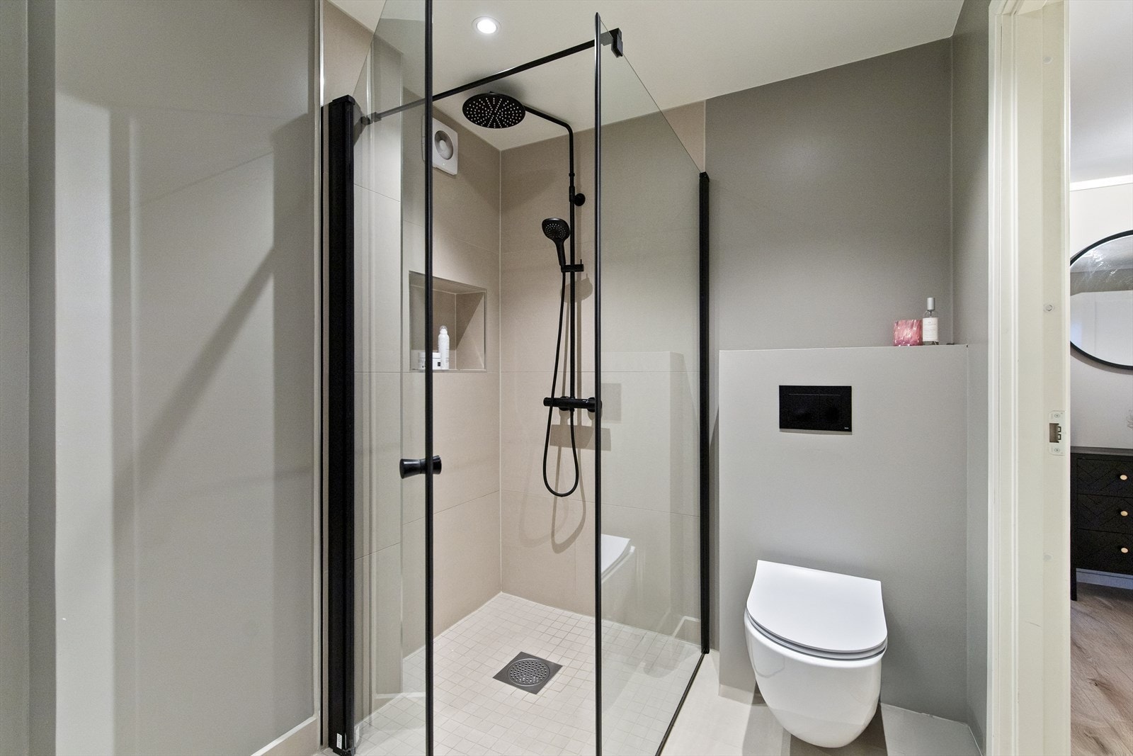 Dusjhjørne, vegghengt toalett og nedfelt servant. Galleribilde