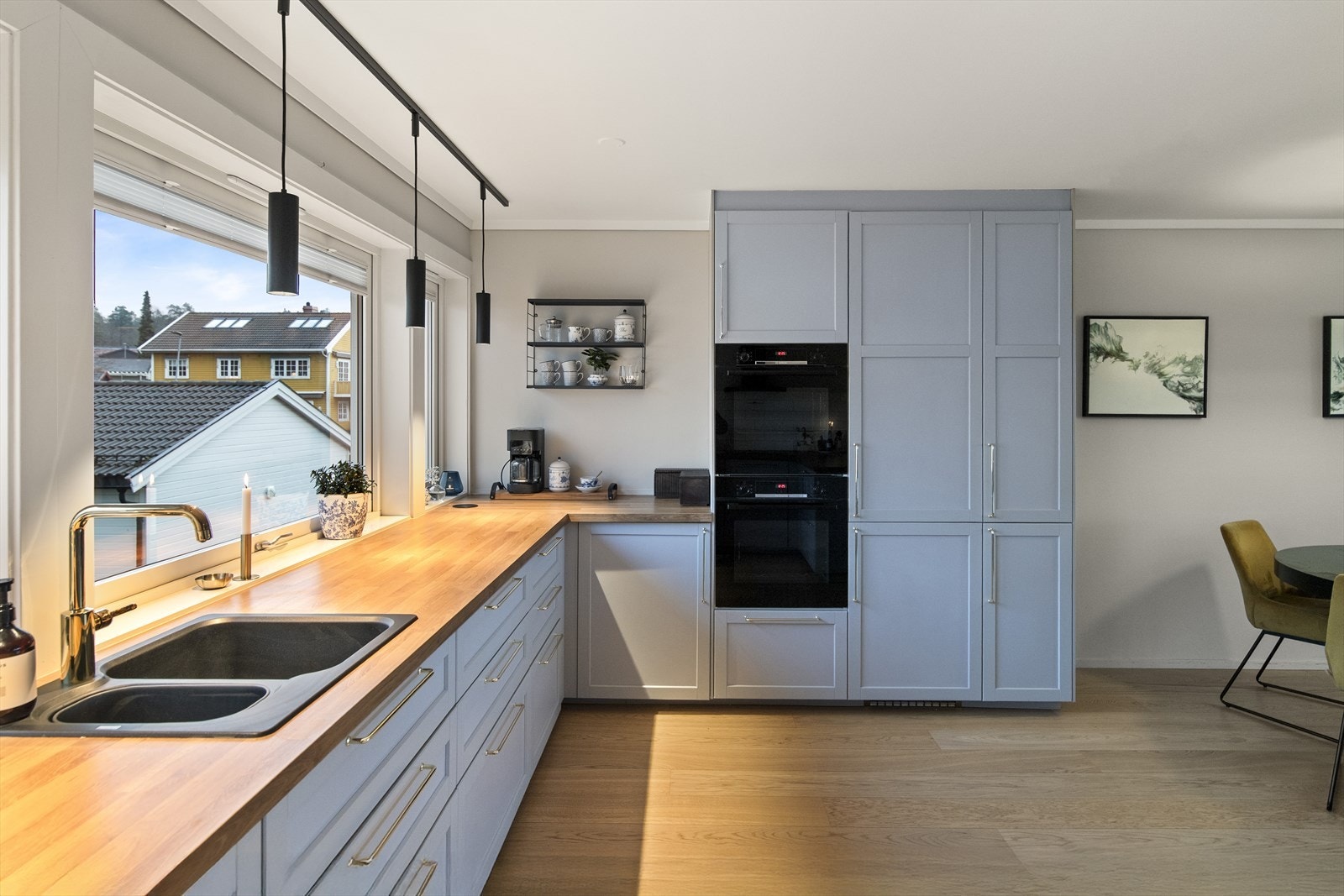 Det er godt utstyrt med integrerte hvitevarer som kjøl-/fryseskap, platetopp og to stekeovner. Galleribilde