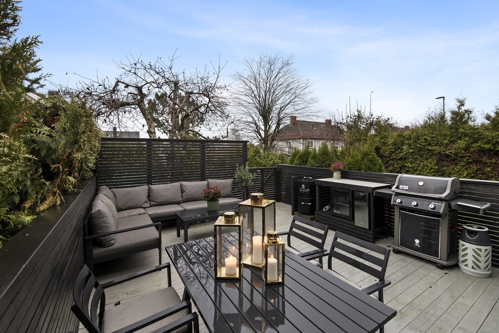 Utendørs er det både veranda med plass til hagemøbler og en stor, hyggelig terrasse. Galleribilde