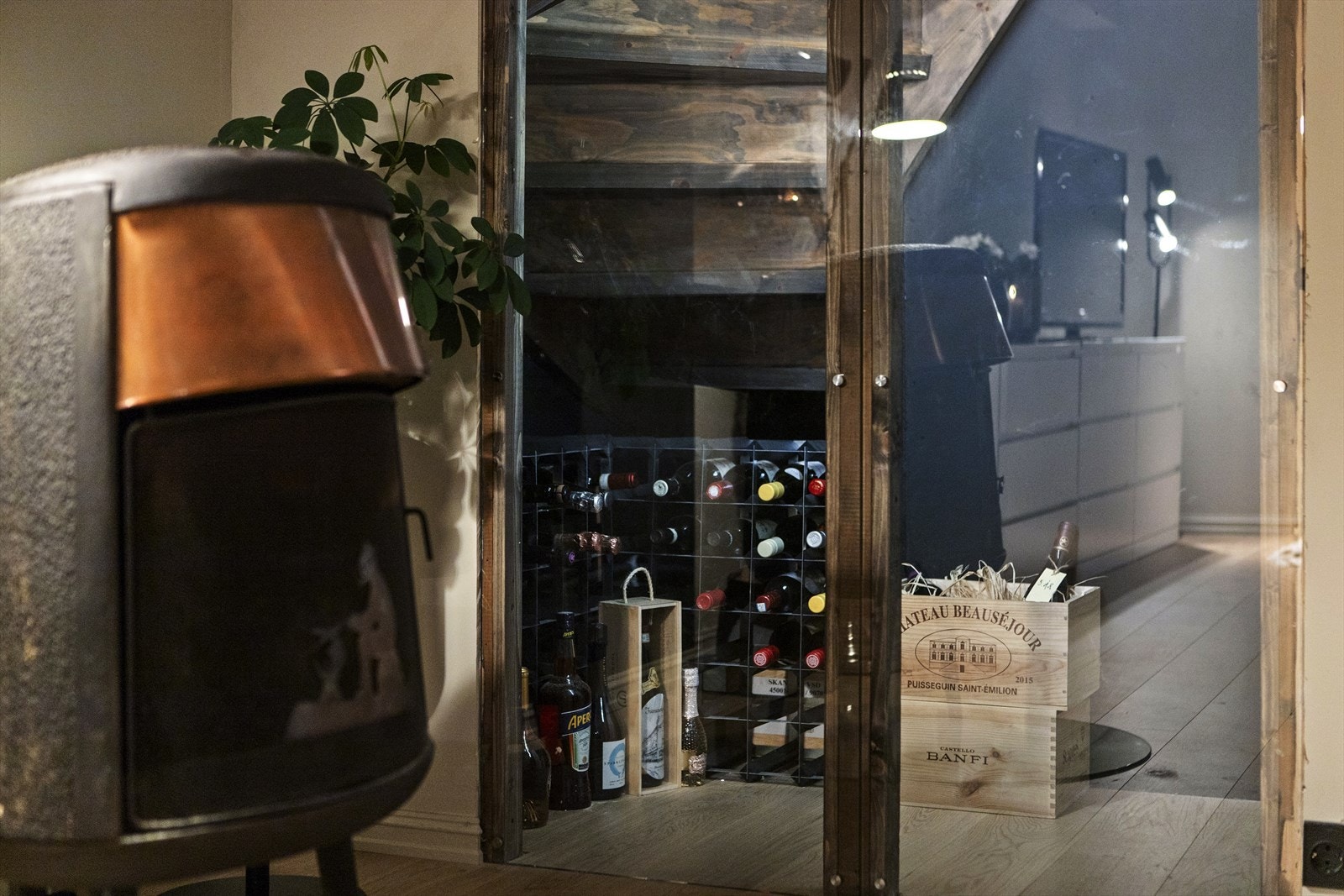 Boligen har gjennomgående flotte detaljer. Her er det glass mellom kjellerstue og bod under trapp. Galleribilde