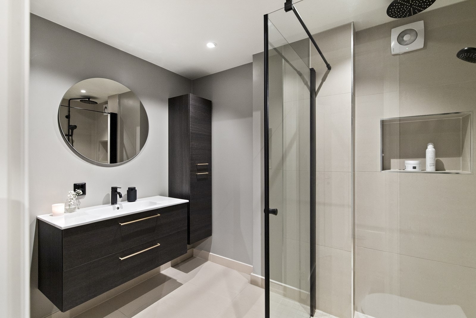 Pent og moderne bad med flislagt gulv og varmekabler. Galleribilde