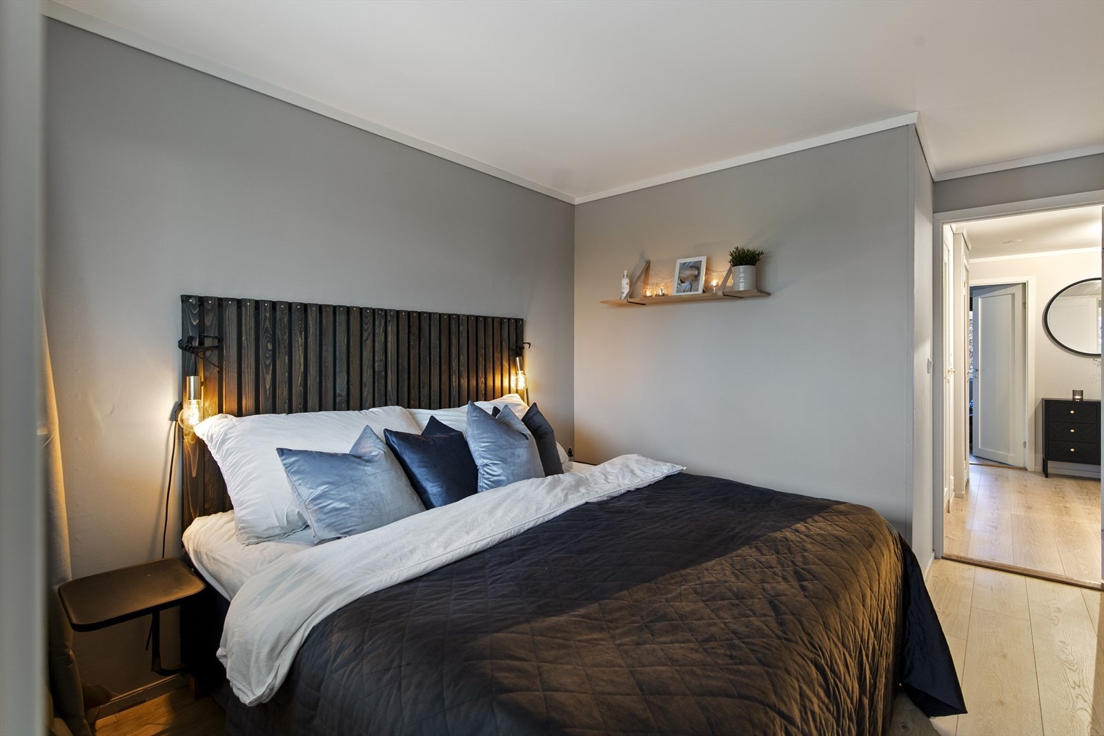 Her får du tre soverom, hvor det ene i dag er innredet som garderoberom. Galleribilde