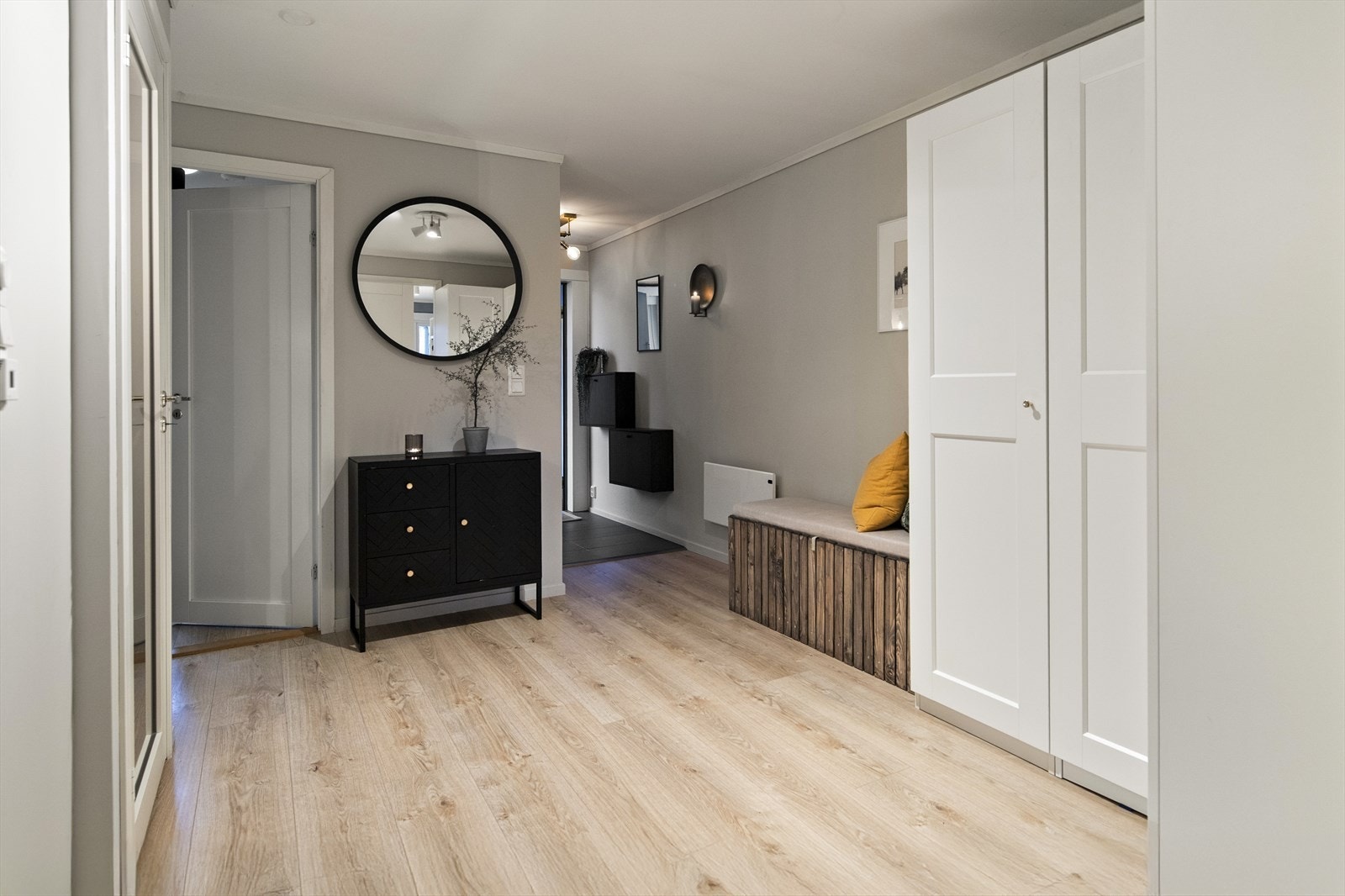 Gangen er knutepunktet mellom øvrige rom i 1. etasje. Her får du god plass til å henge fra deg yttertøyet. Galleribilde