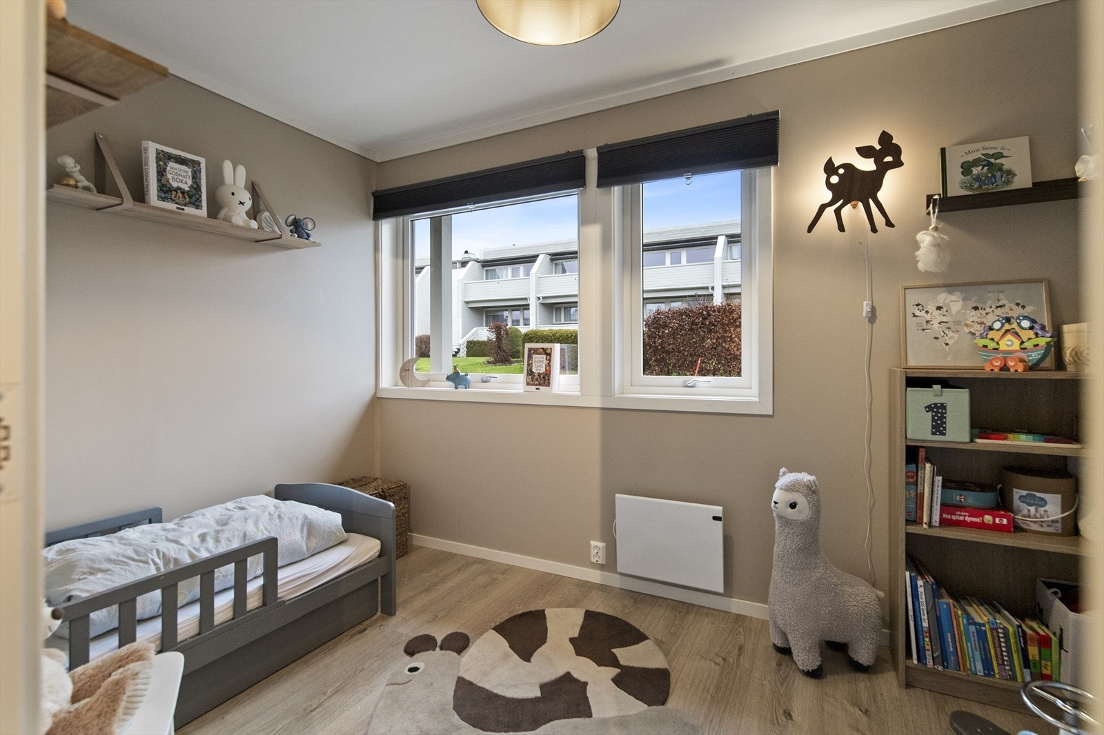 Koselig barnerom eller gjesterom. Galleribilde