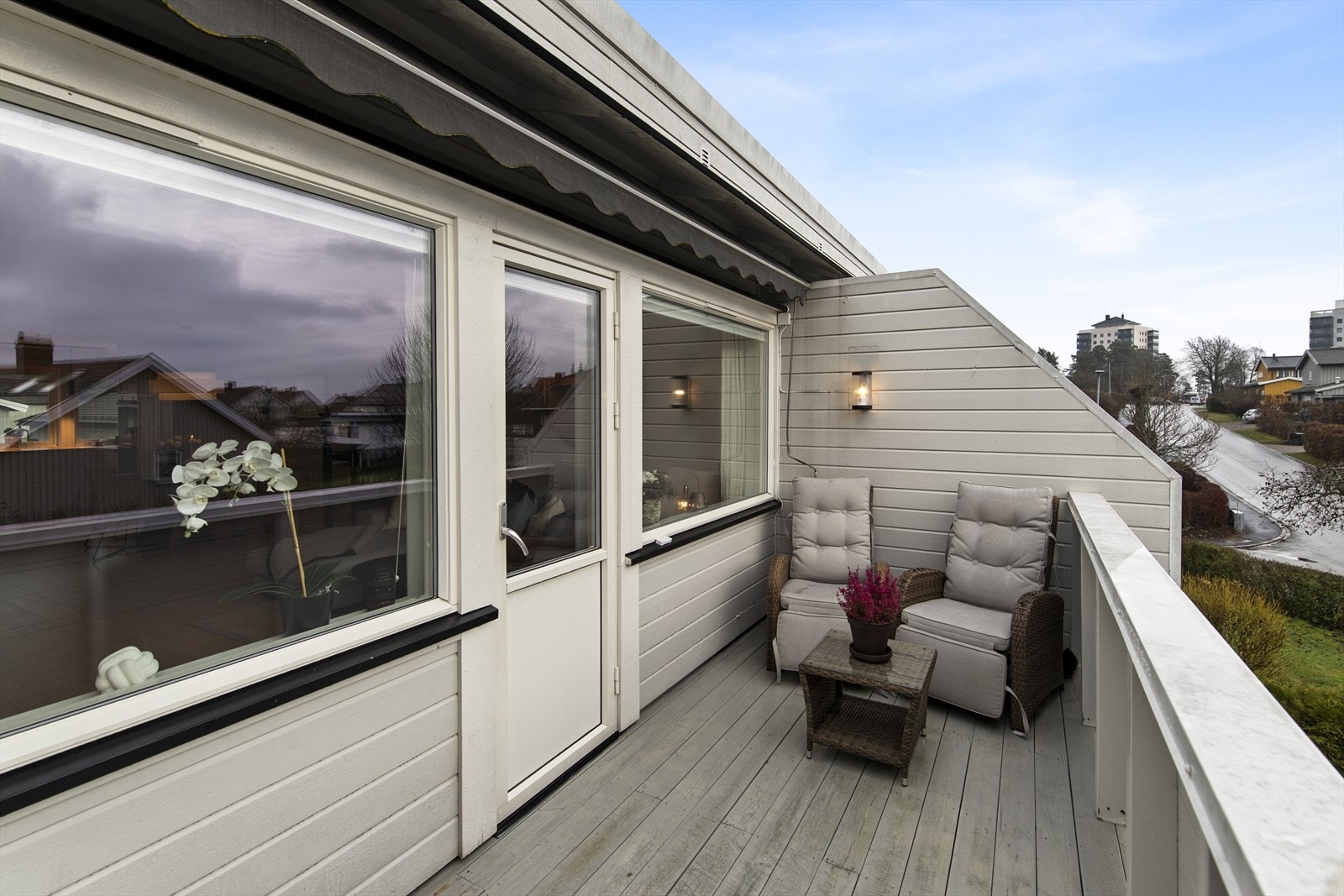 Fra stuen er det utgang til balkong hvor du har plass til både hagemøbler og grill. Galleribilde