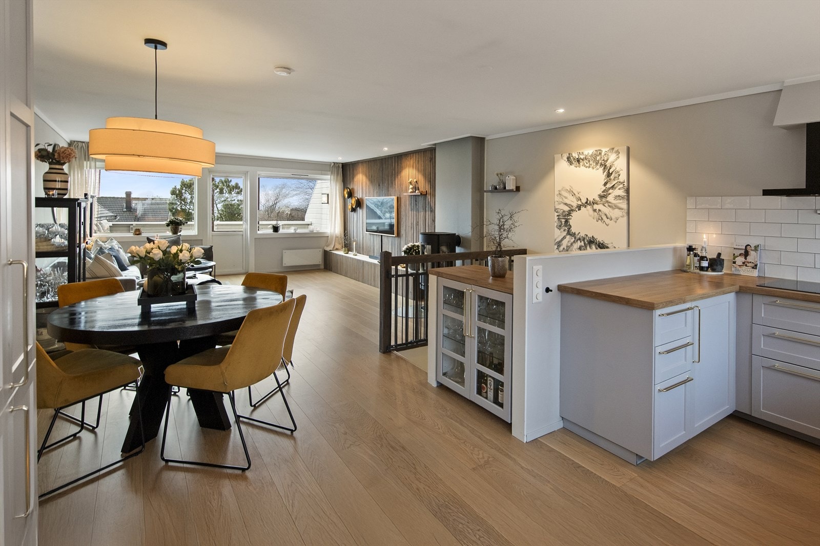 Åpen løsning mellom stue og kjøkken - perfekt for sosiale sammenkomster. Galleribilde