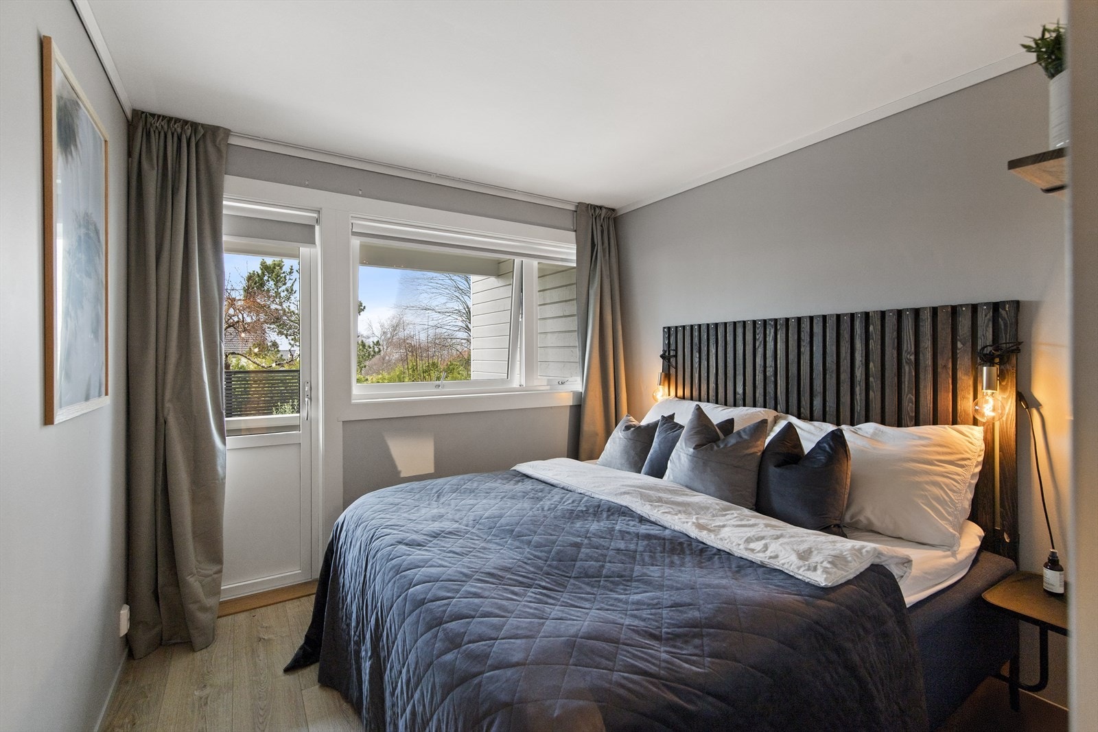 Hovedsoverom med god plass til dobbeltseng og utgang til terrasse. Galleribilde